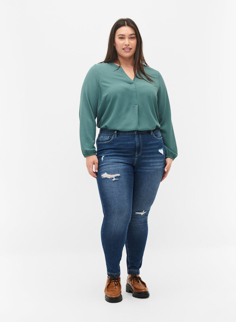 Ripped Amy jeans met super slanke pasvorm, Blue denim, Model