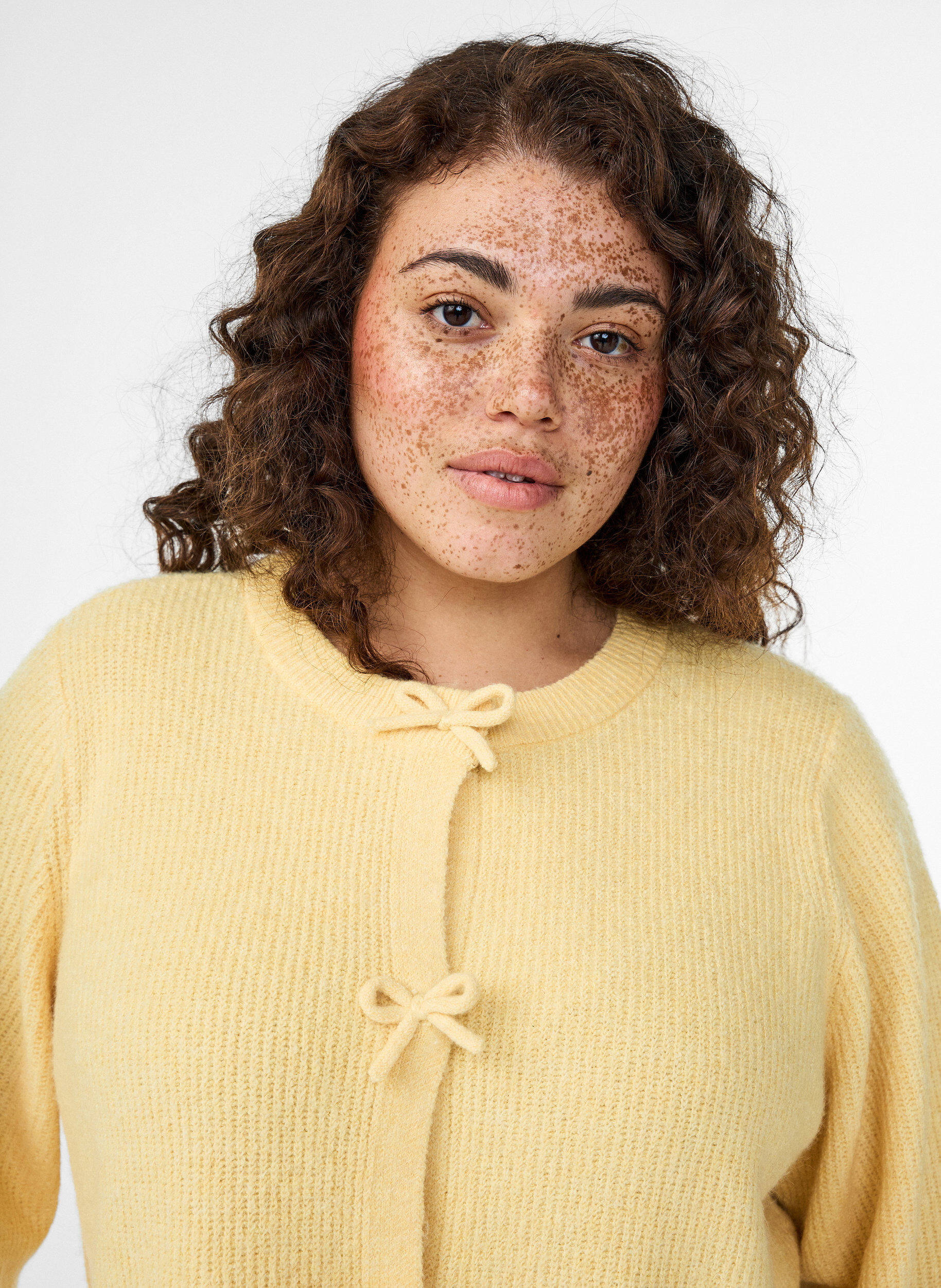 Zizzi Gebreid vest met korte mouwen en strikjes, Geel, Model image number 3