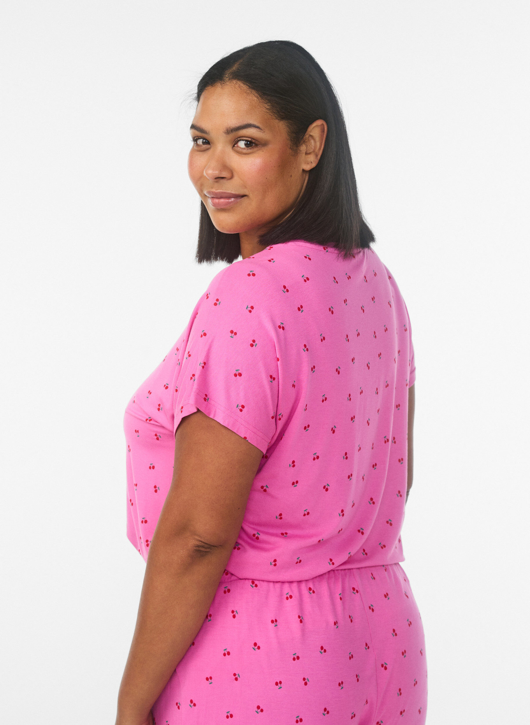 Zizzi Pyjamashorts in viscose jersey met een all-over print, Roze, Model image number 2