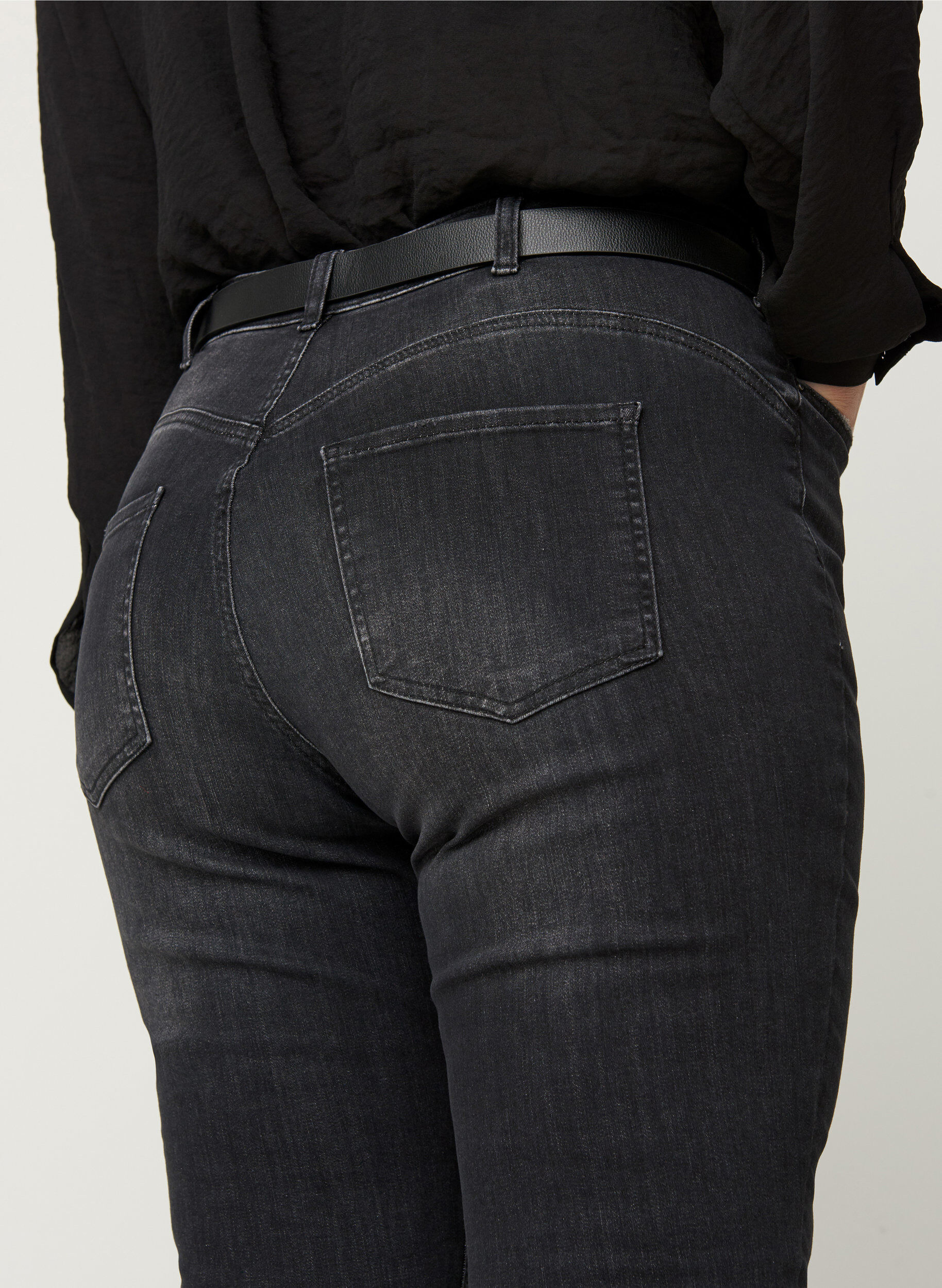 Zizzi Amy jeans, Grey Denim, Model image number 1
