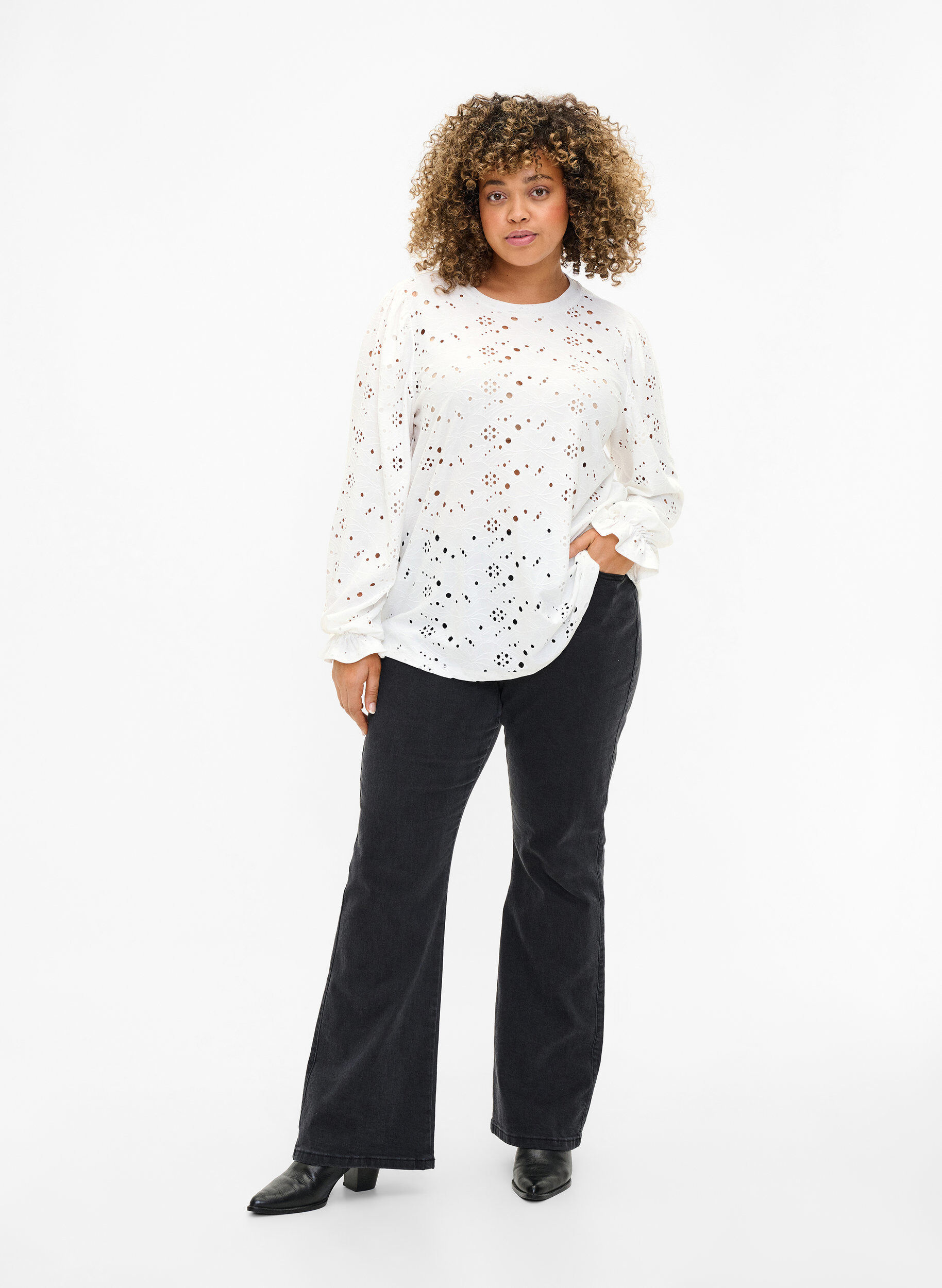 Zizzi Blouse met lange mouwen en gaatjespatroon, Bright White, Model image number 2