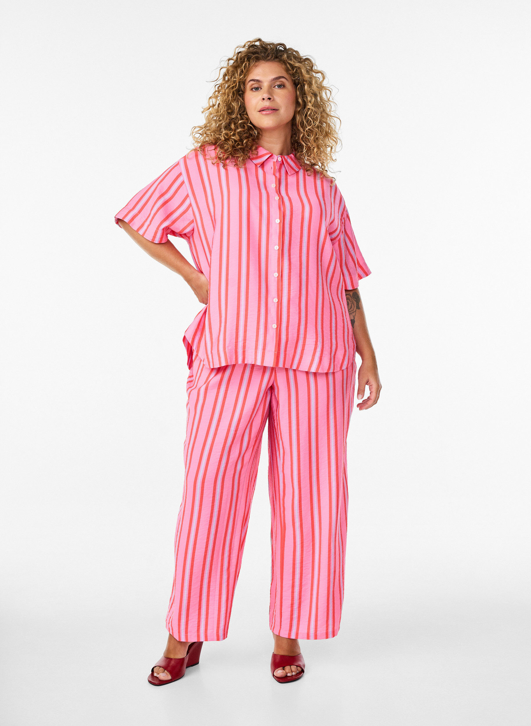 Gestreepte broek met hoge taille en wijde pijpen, Roze, Model