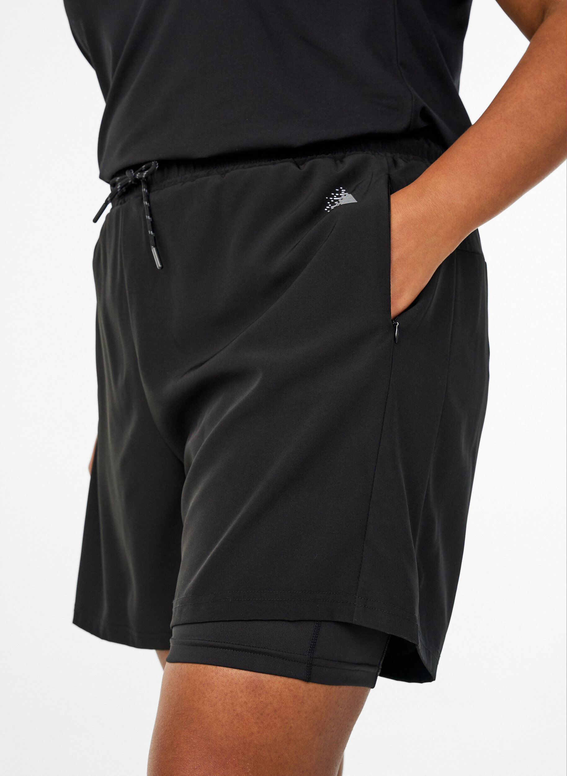Zizzi Trainingshort met binnenbroek en telefoonzakje, Zwart, Model image number 3