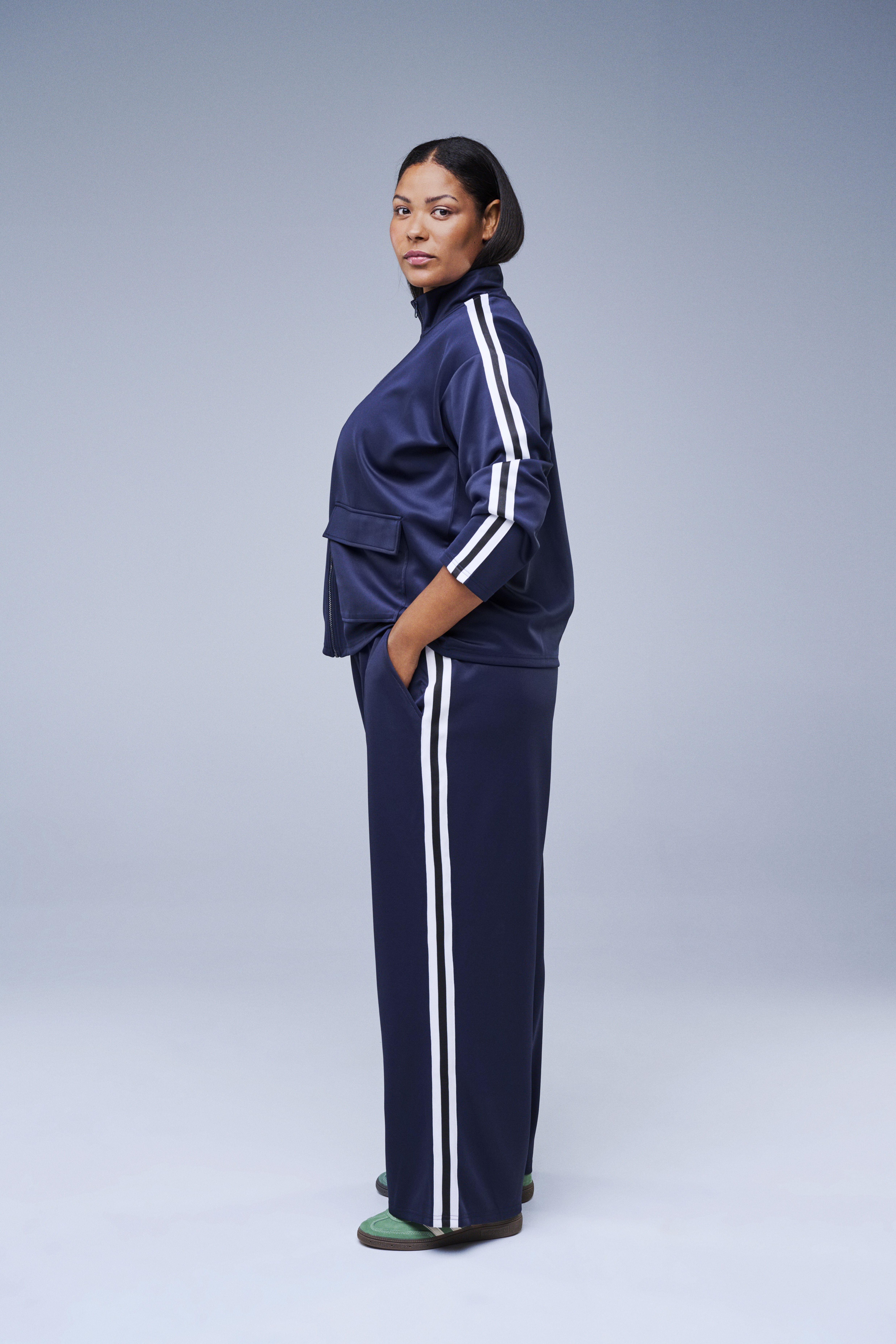 Trainingsset met sportieve strepen, , Model