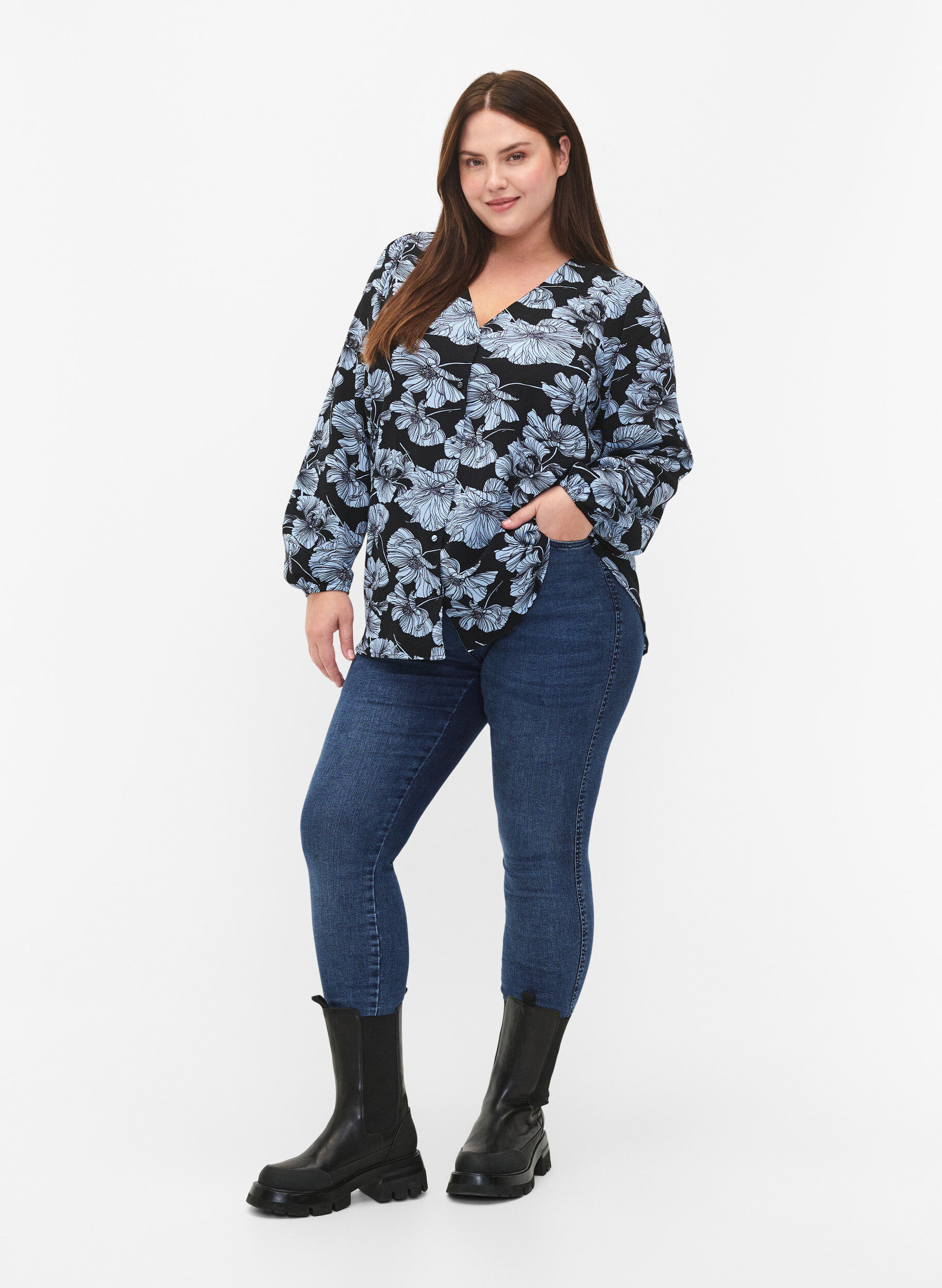Zizzi Shirtblouse met V-hals en print, Black B. Flower AOP, Model image number 2