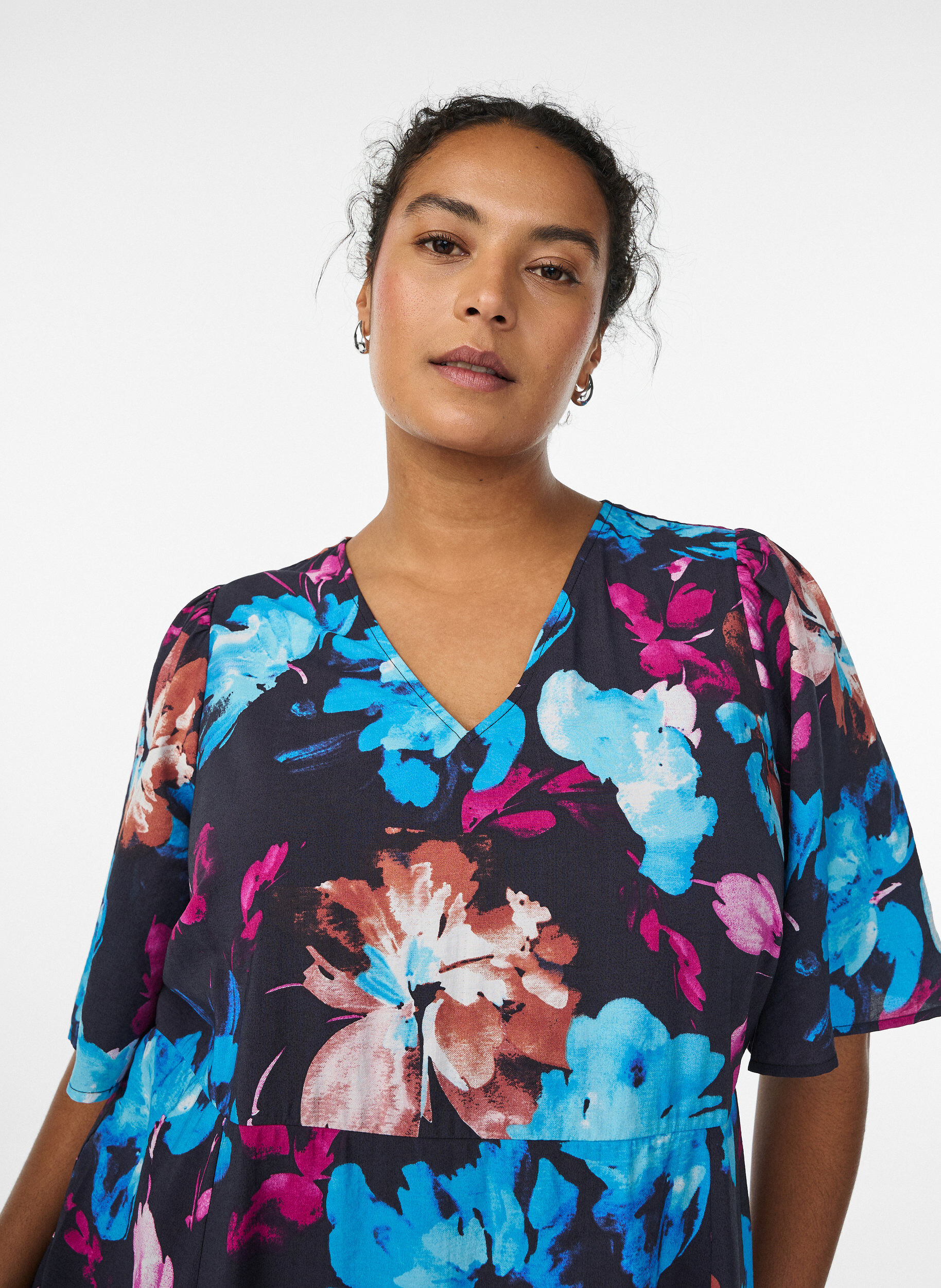 Zizzi Midi-jurk met bloemenprint en empire-lijn, Zwart, Model image number 2