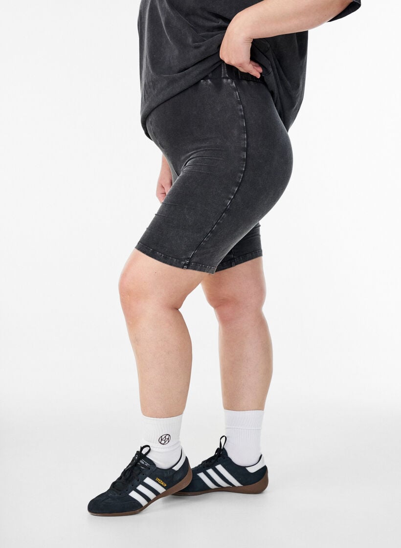 Strakke jersey shorts met een gewassen effect, Zwart, Model image number 0