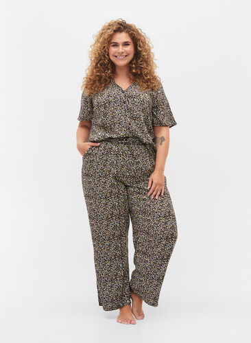 Losse viscose pyjama broek in all-over print, Black Flower AOP, Model image number 0