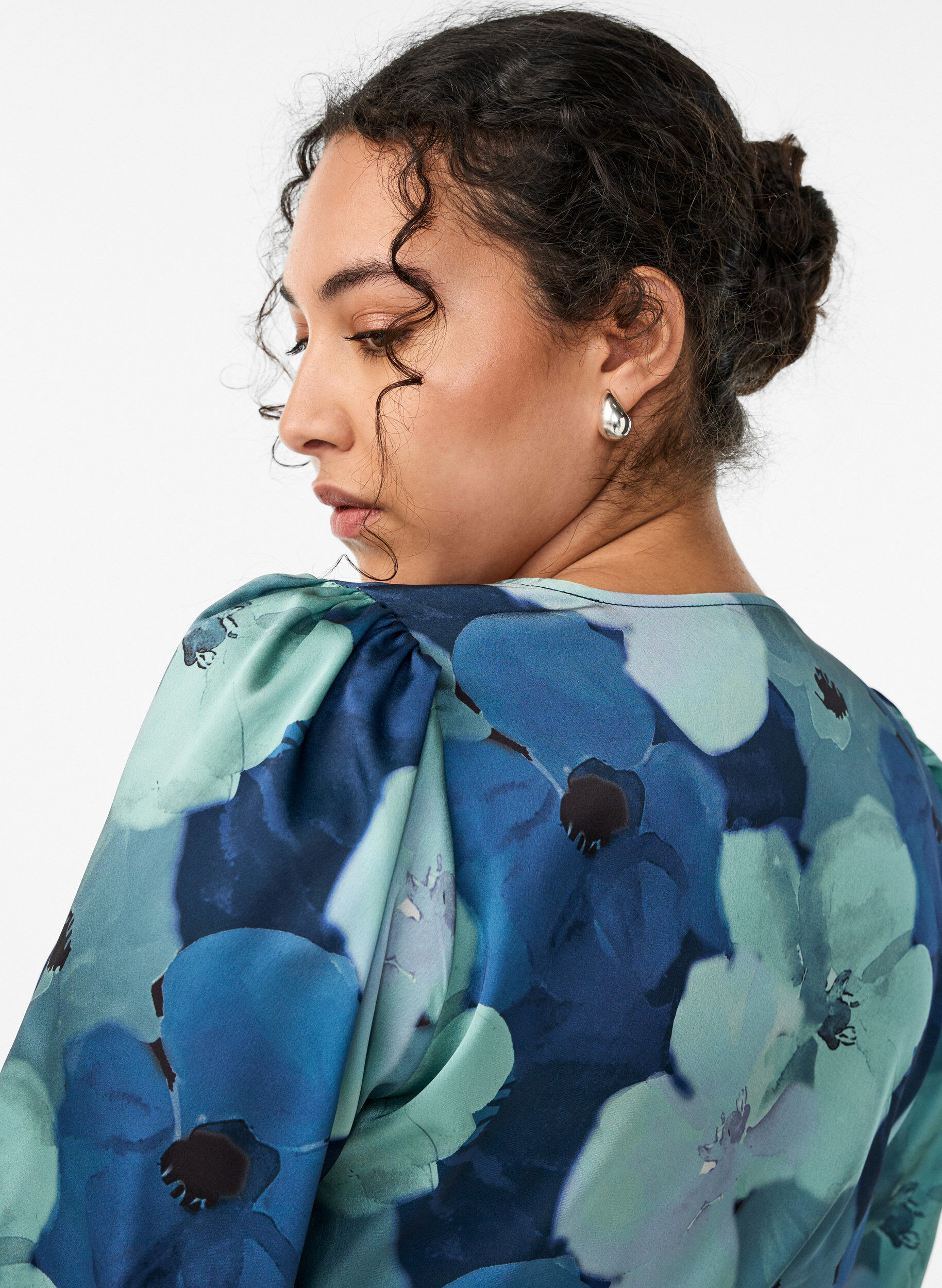 Zizzi Omslagjurk met bloemenprint met 3/4 mouwen, Mixed colours, Model image number 3