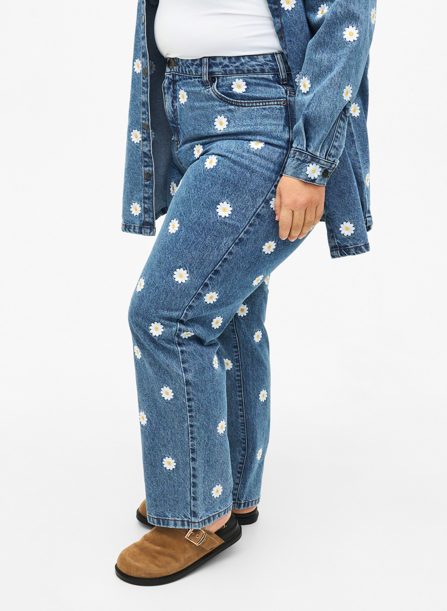 Zizzi Gemma jeans met hoge taille en madeliefjes, Blauw, Model image number 2