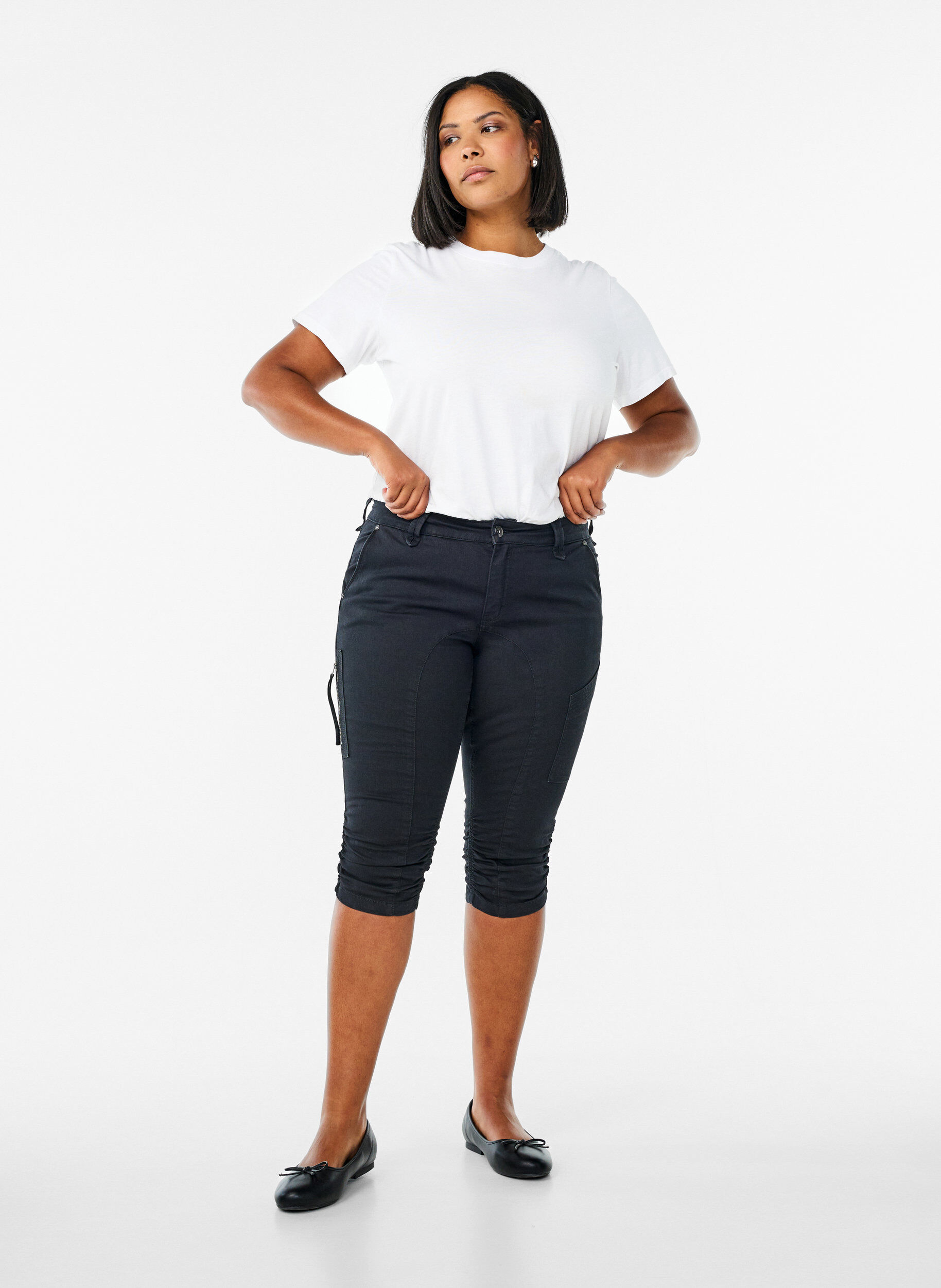 Slim fit capri jeans met zakken, Zwart, Model