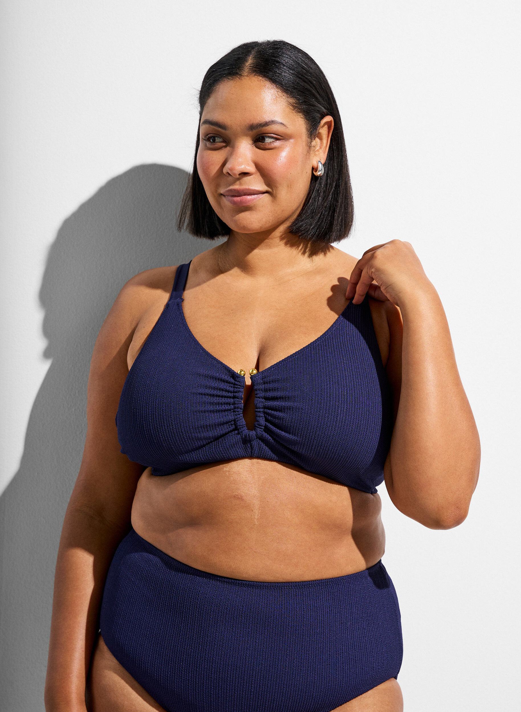 Zizzi Bikinitop met textuur en goudkleurig detail, Blauw, Model image number 0