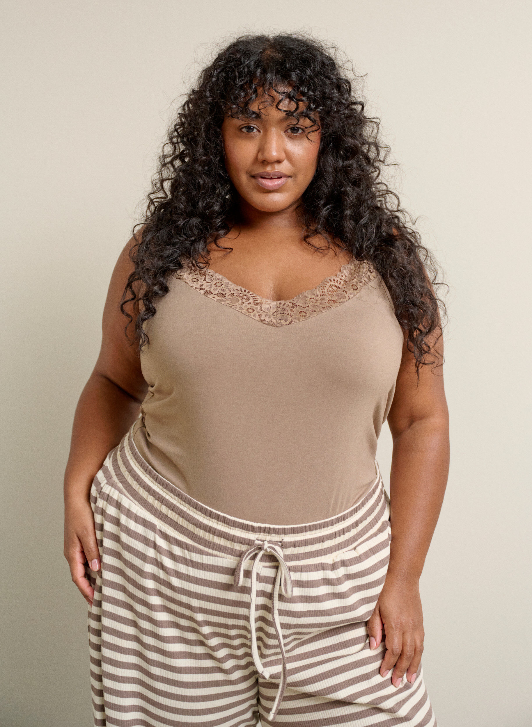 Zizzi Viscose top met kanten rand, Beige, Image image number 0