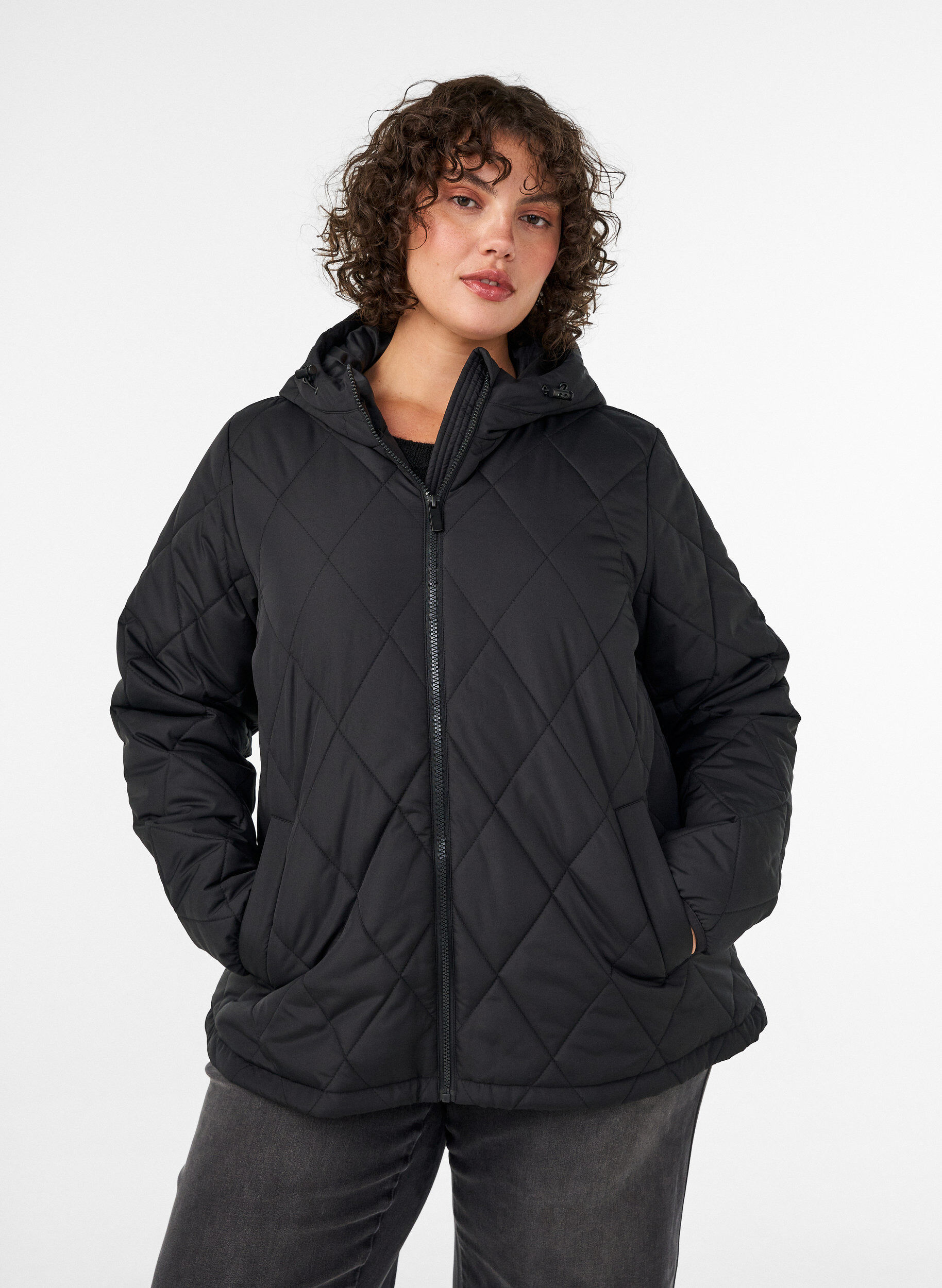 ZizziLicht gewatteerd jack met diamant-quilt, Zwart, Model image number 0