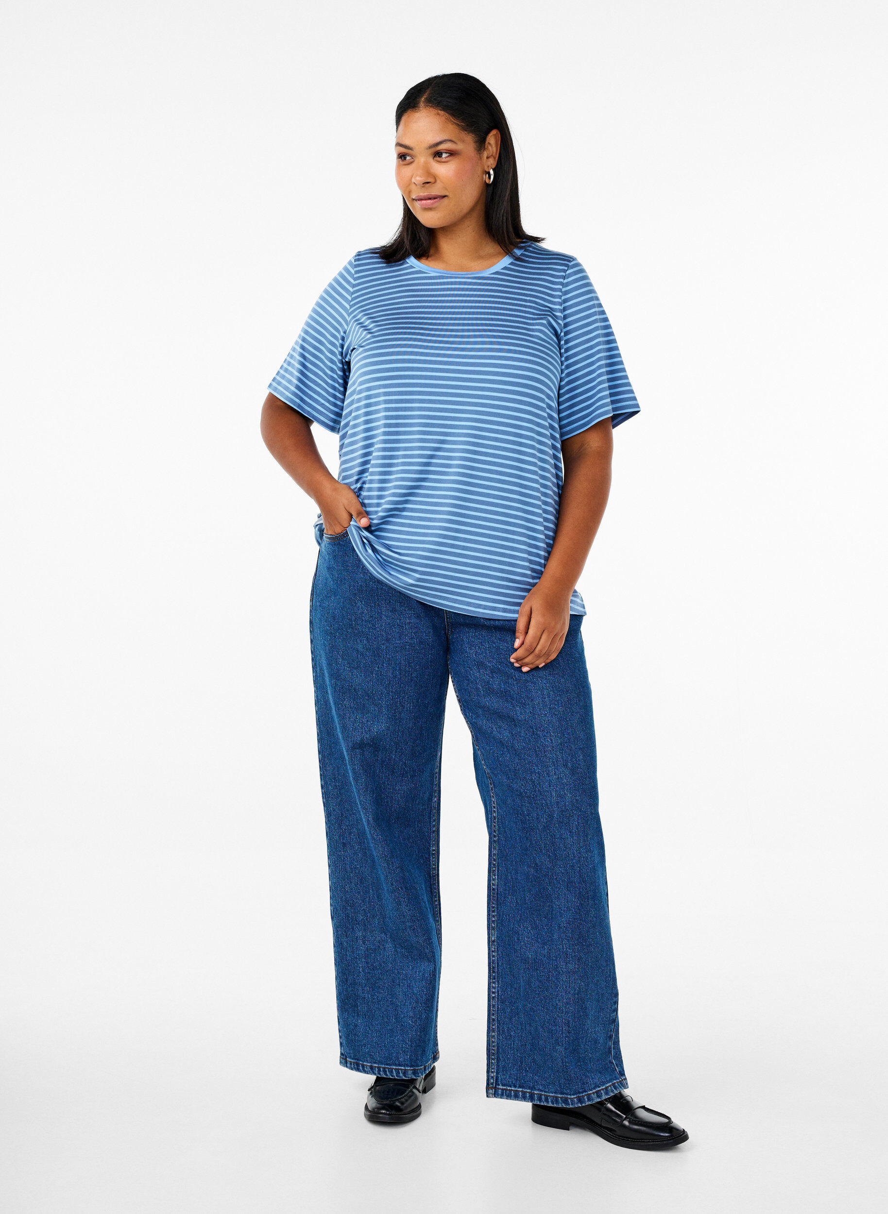 Zizzi T-shirt met TENCEL&trade; Lyocell en strepen, Blauw, Model image number 1