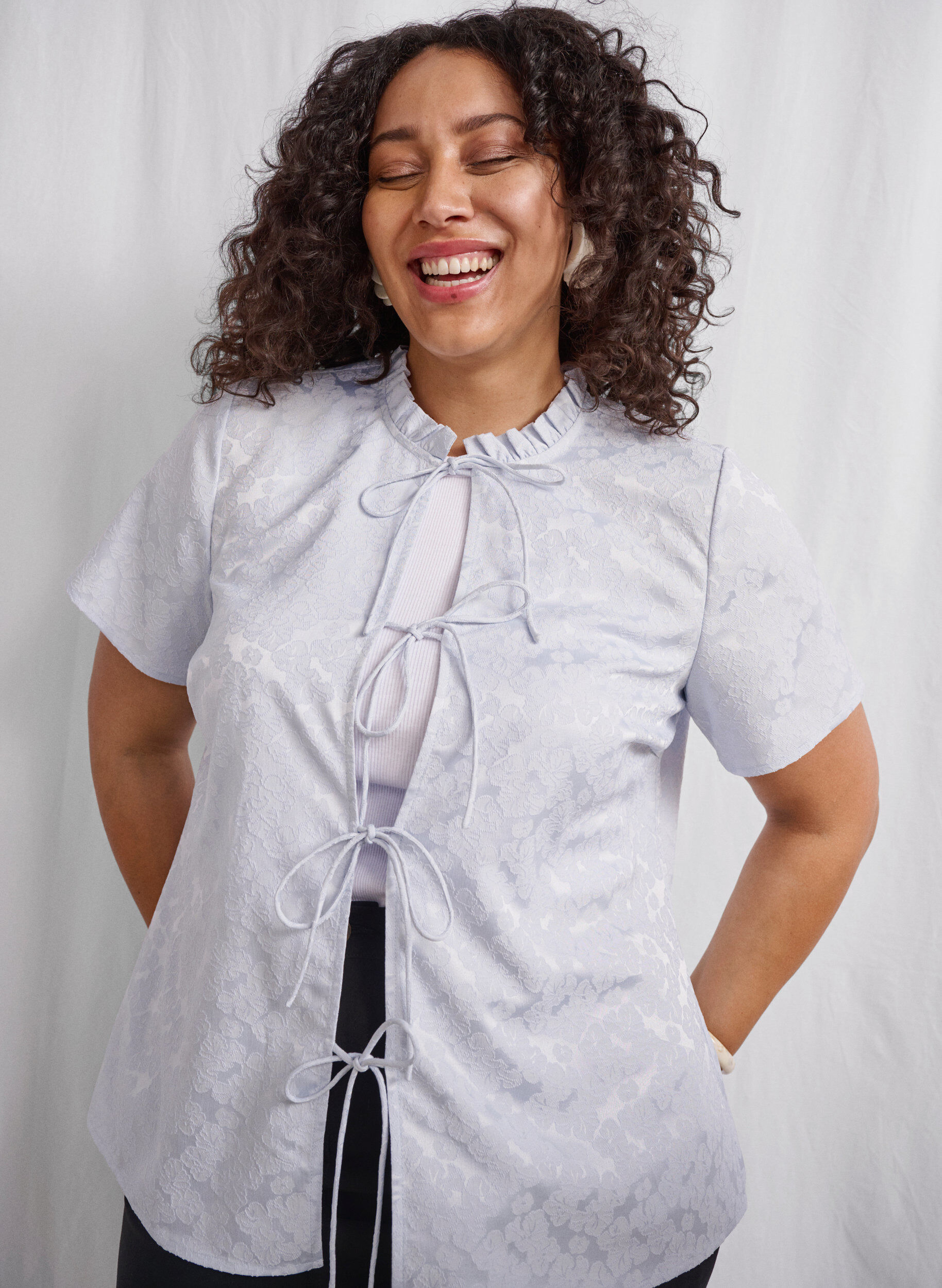 Zizzi Jacquard blouse met korte mouwen en strikjes, Blauw, Image image number 0