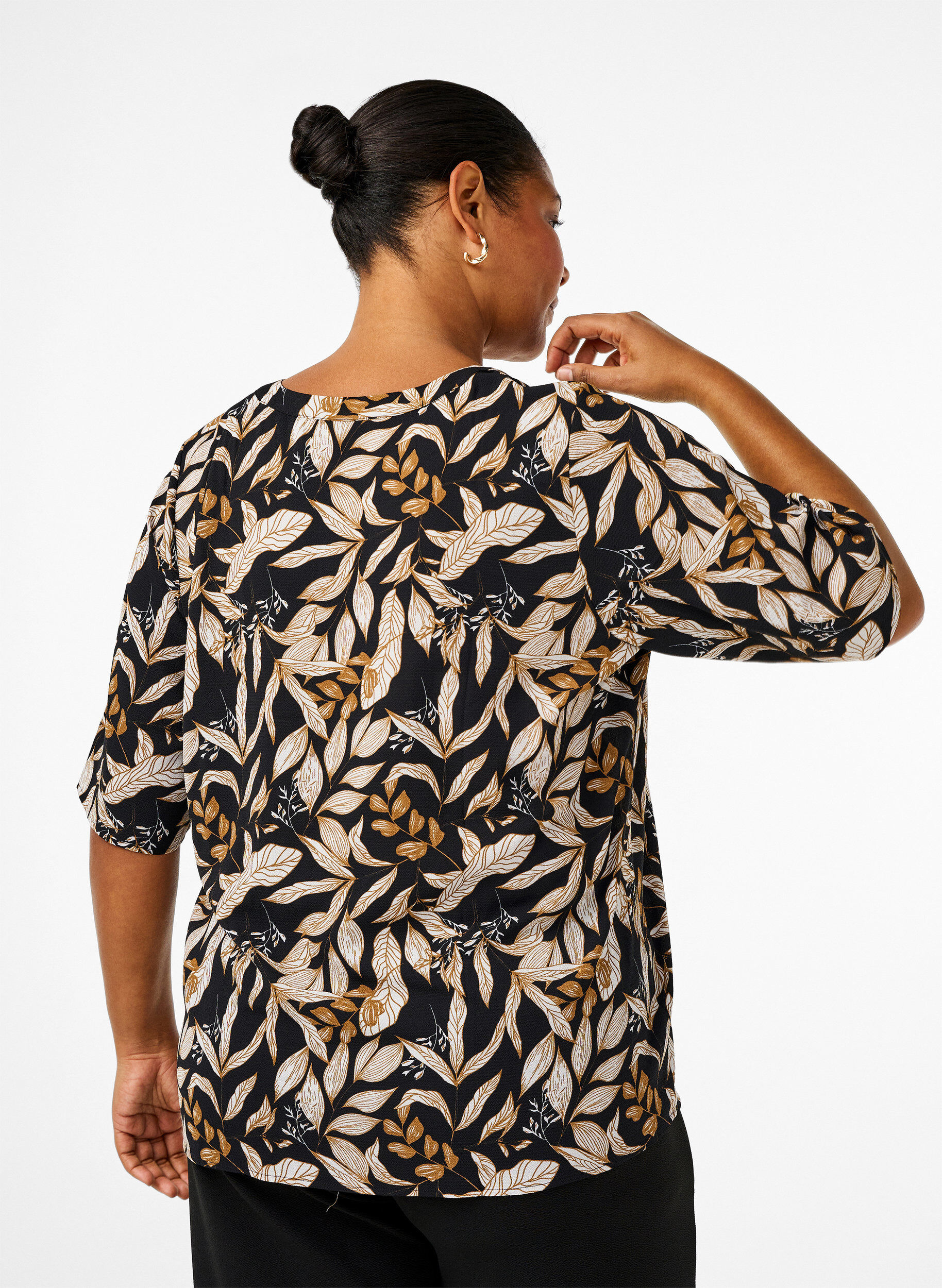 Zizzi Blouse met V-hals en strikprint, Black Leaf AOP, Model image number 1