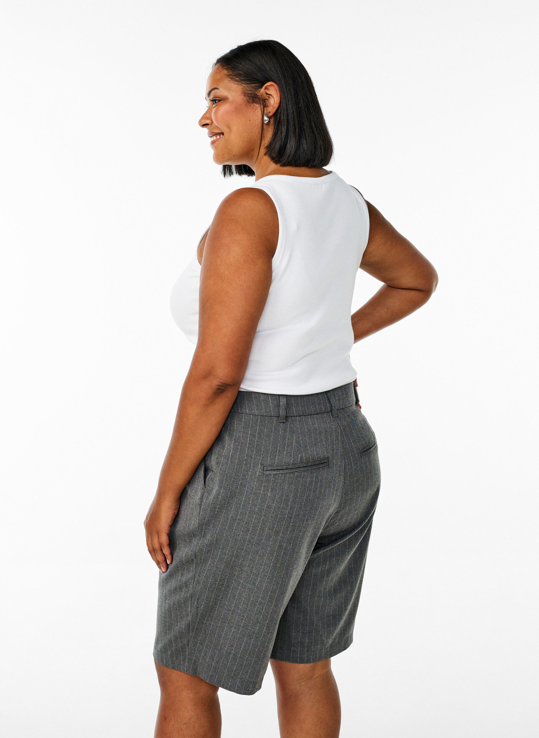 Zizzi Bermuda short met krijtstreep en losse pasvorm, Grijs, Model image number 2