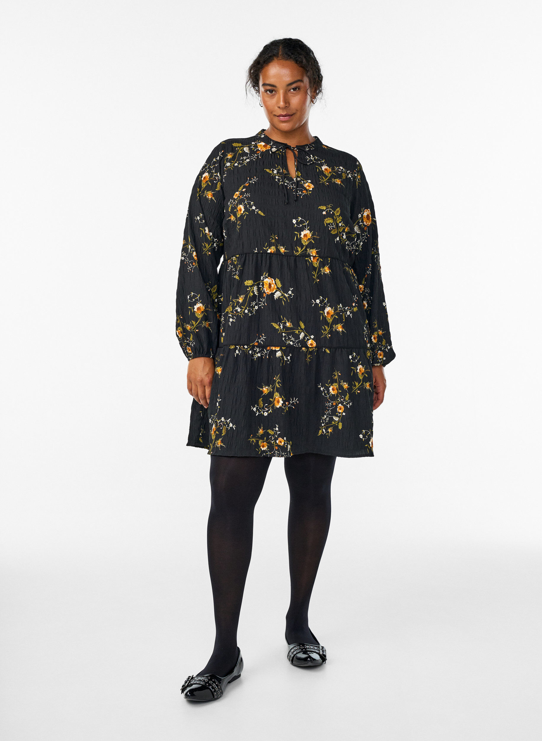 ZizziJurk met bloemenprint en striksluiting, Zwart, Model image number 1