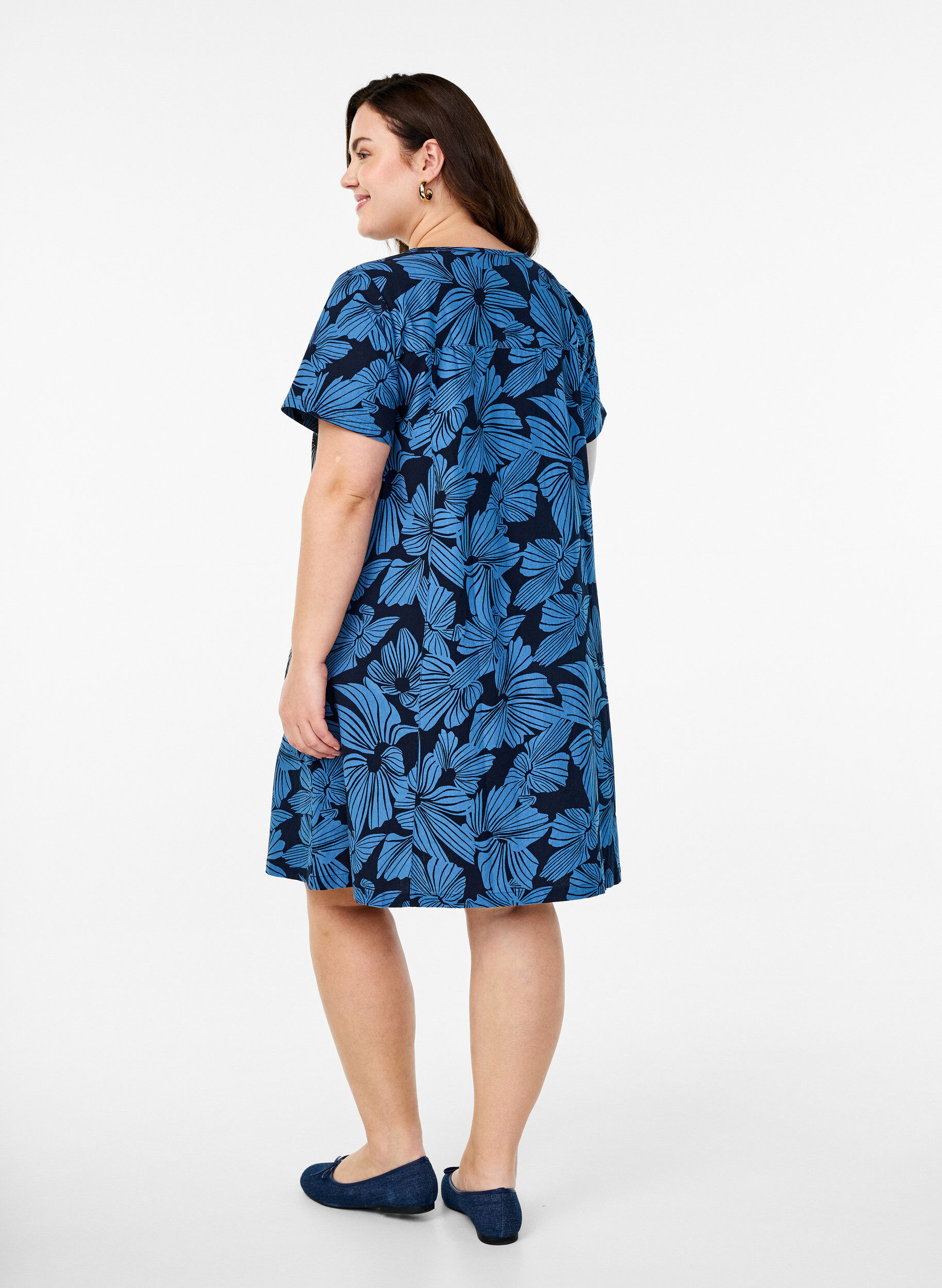 Zizzi Korte a-lijn jurk met bloemenprint, Blauw, Model image number 2