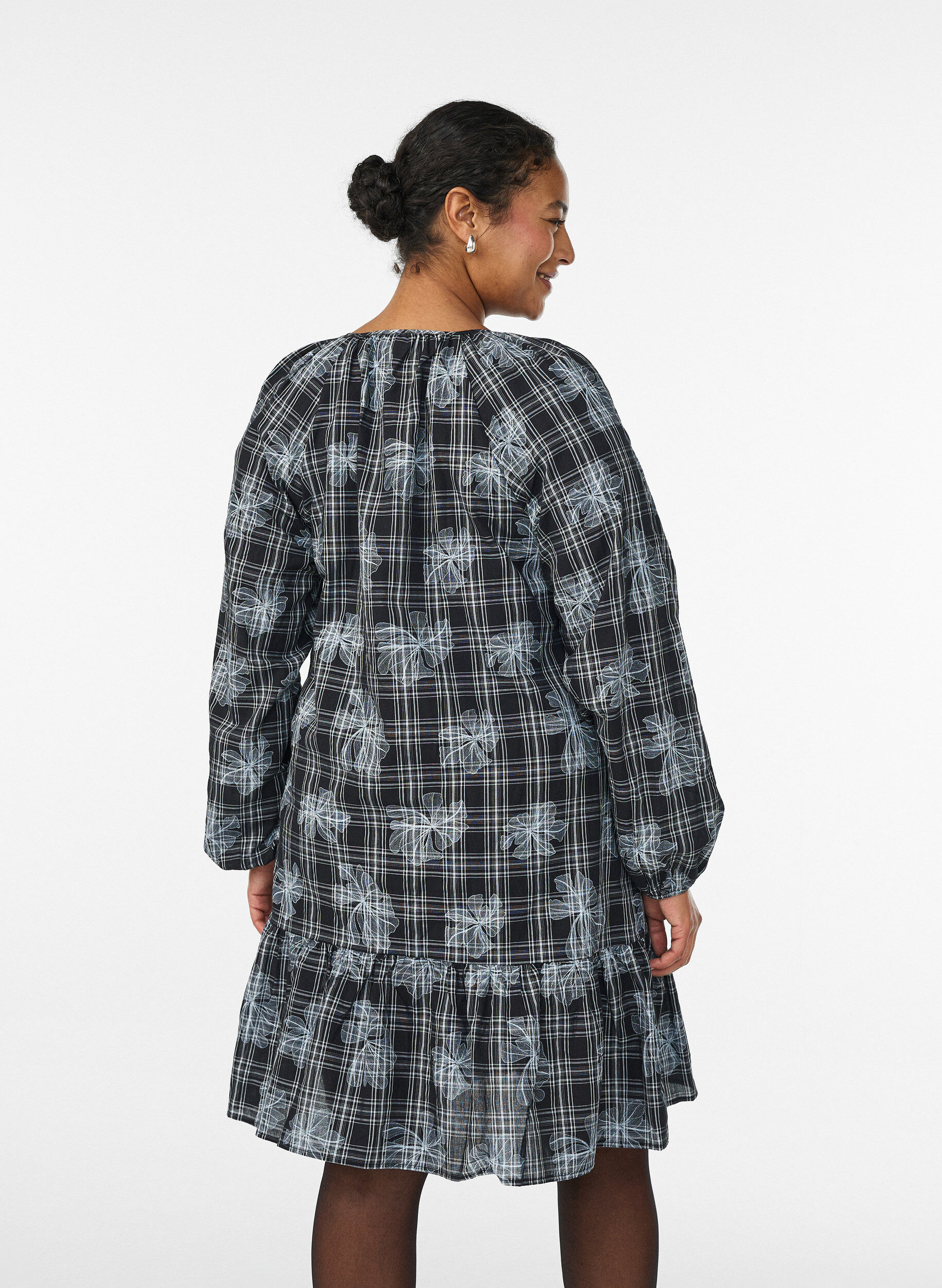 Zizzi Korte jurk met ruitjes en bloemenprint, Zwart, Model image number 2