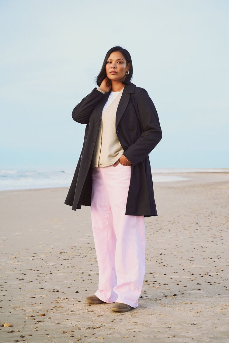 Zwarte trenchcoat, , Model