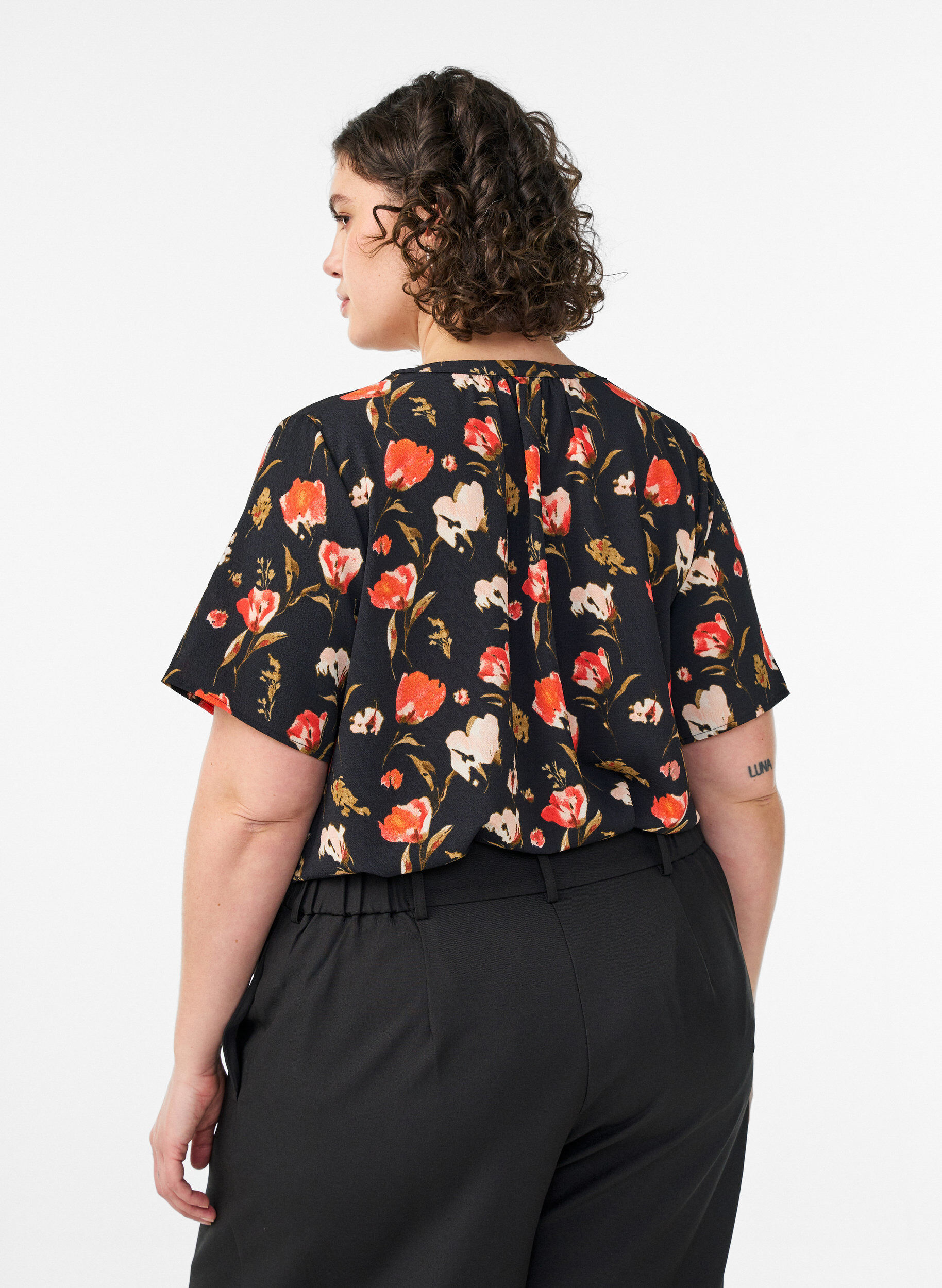 Zizzi Blouse met korte mouwen en v-halslijn, Zwart, Model image number 2