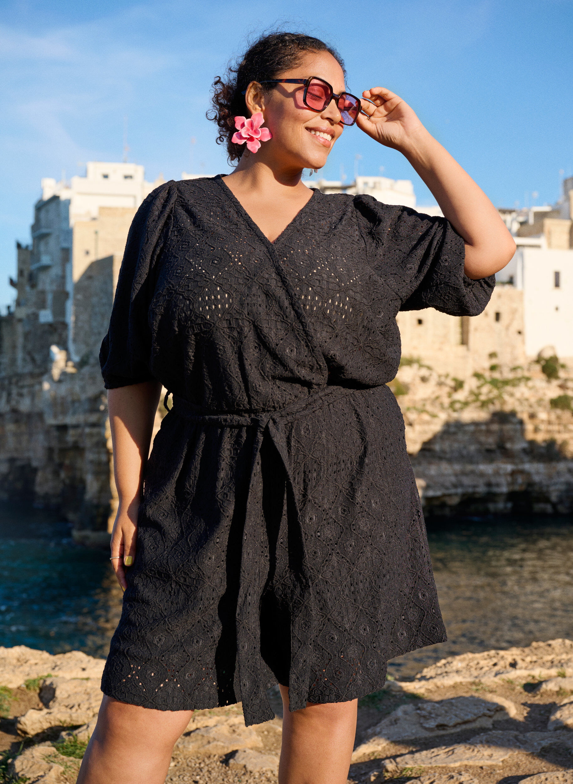 Zizzi Playsuit met korte mouwen en strik, Black, Image image number 0