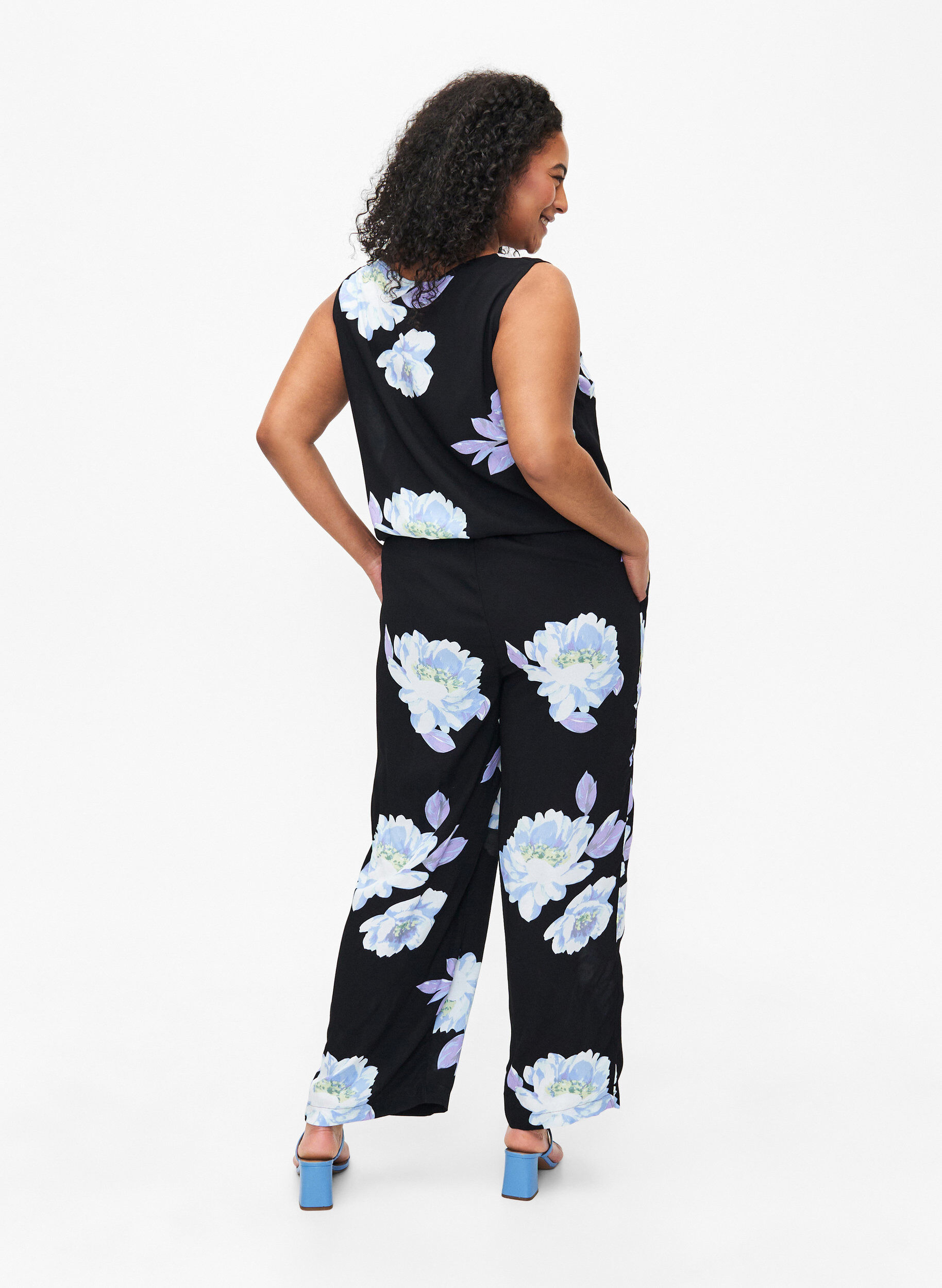 Zizzi Mouwloze jumpsuit van viscose, Black Big Flower AOP, Model image number 1