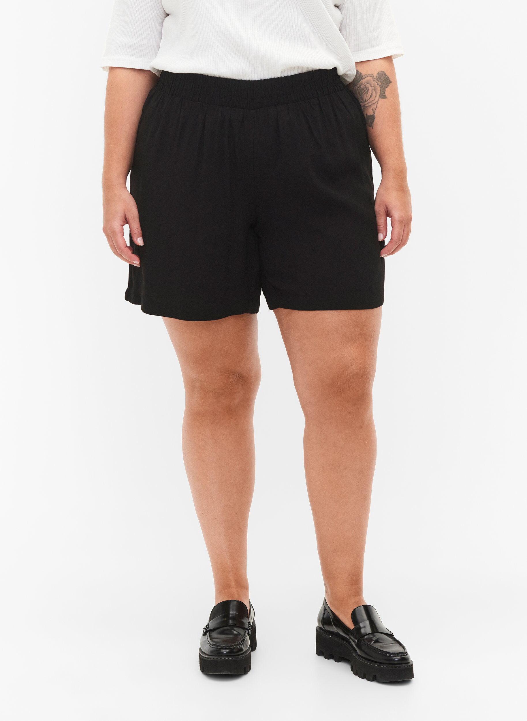Zizzi Losse shorts van viscose, Black, Model image number 3