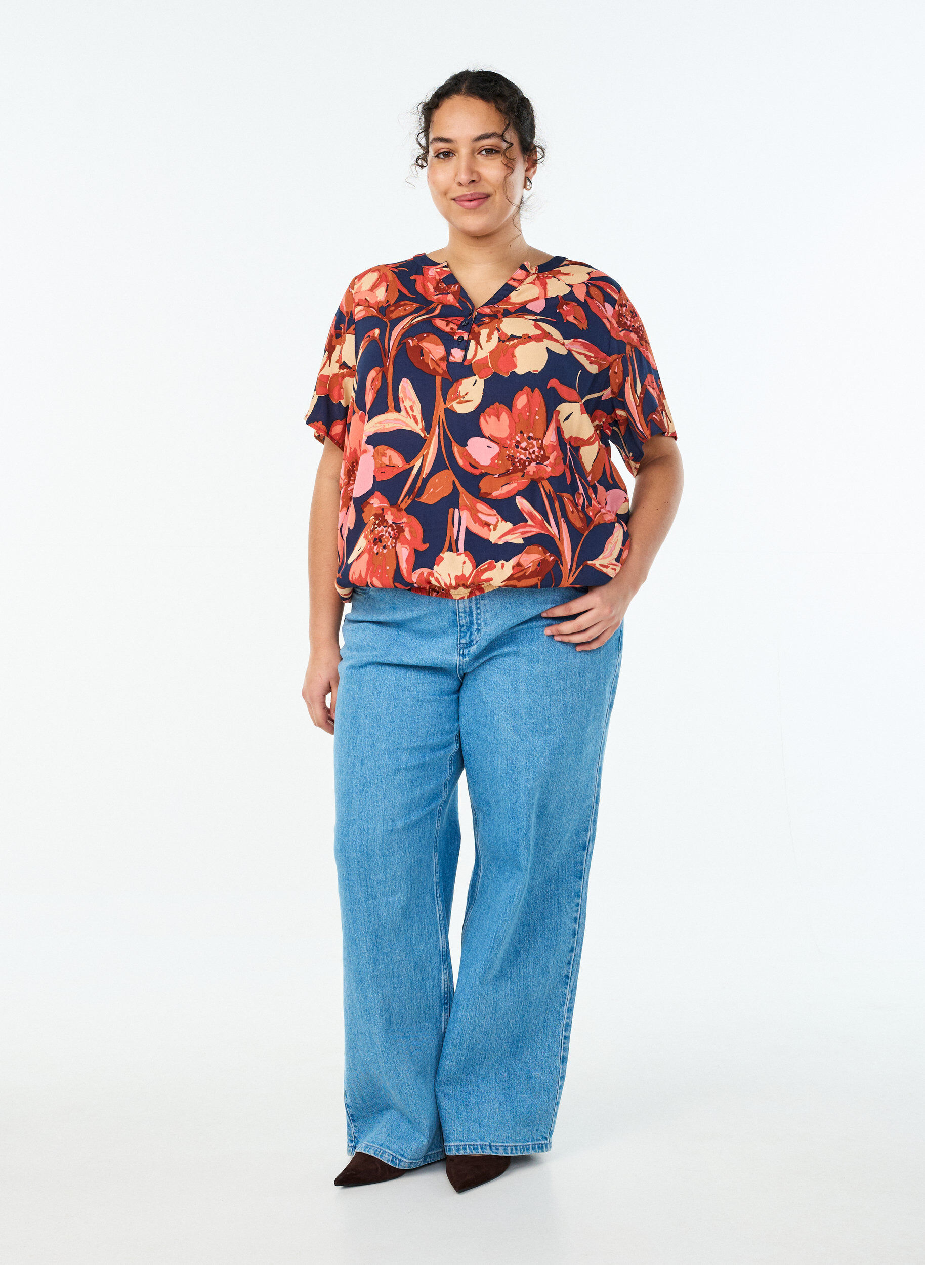 Zizzi Viscose blouse met bloemenprint en korte mouwen, 9990, Model image number 1