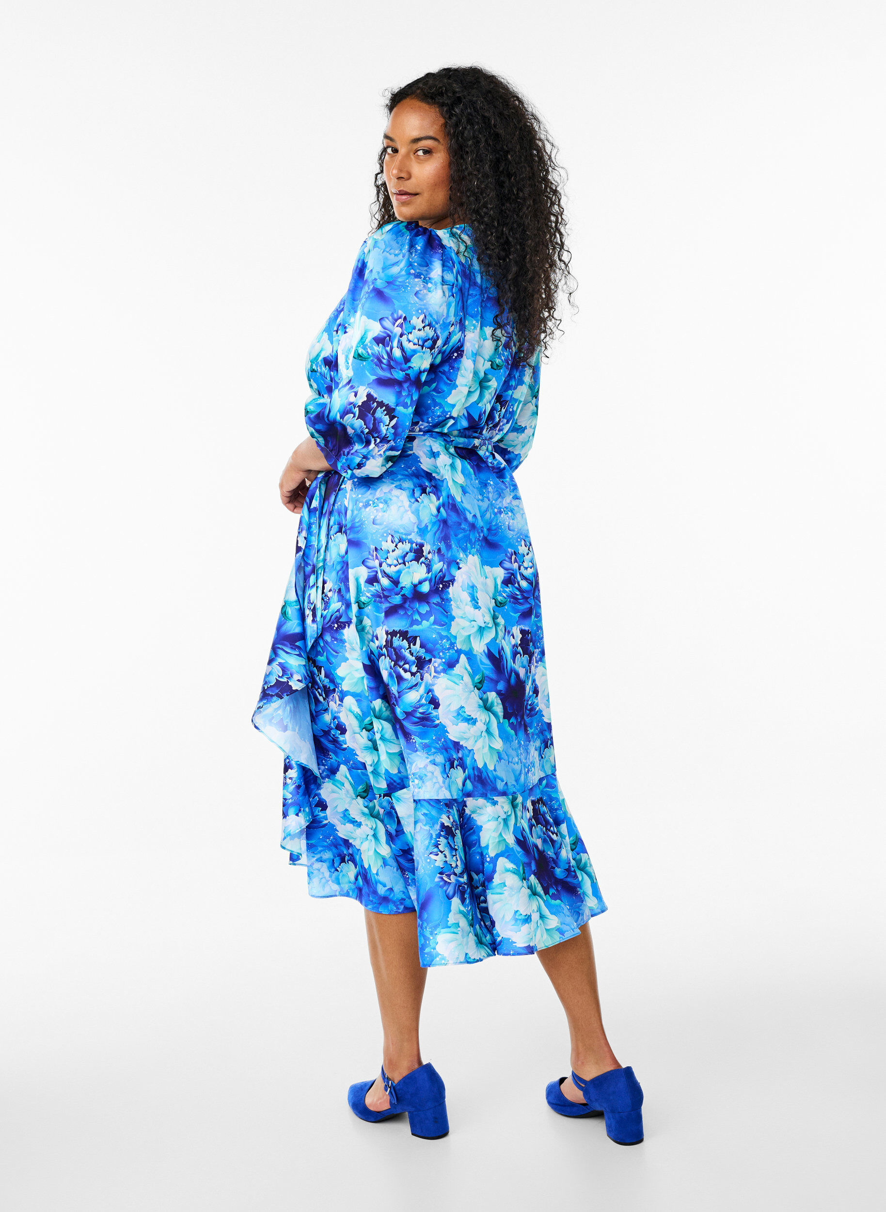 Zizzi Omslagjurk met bloemenprint met 3/4 mouwen, Blauw, Model image number 2