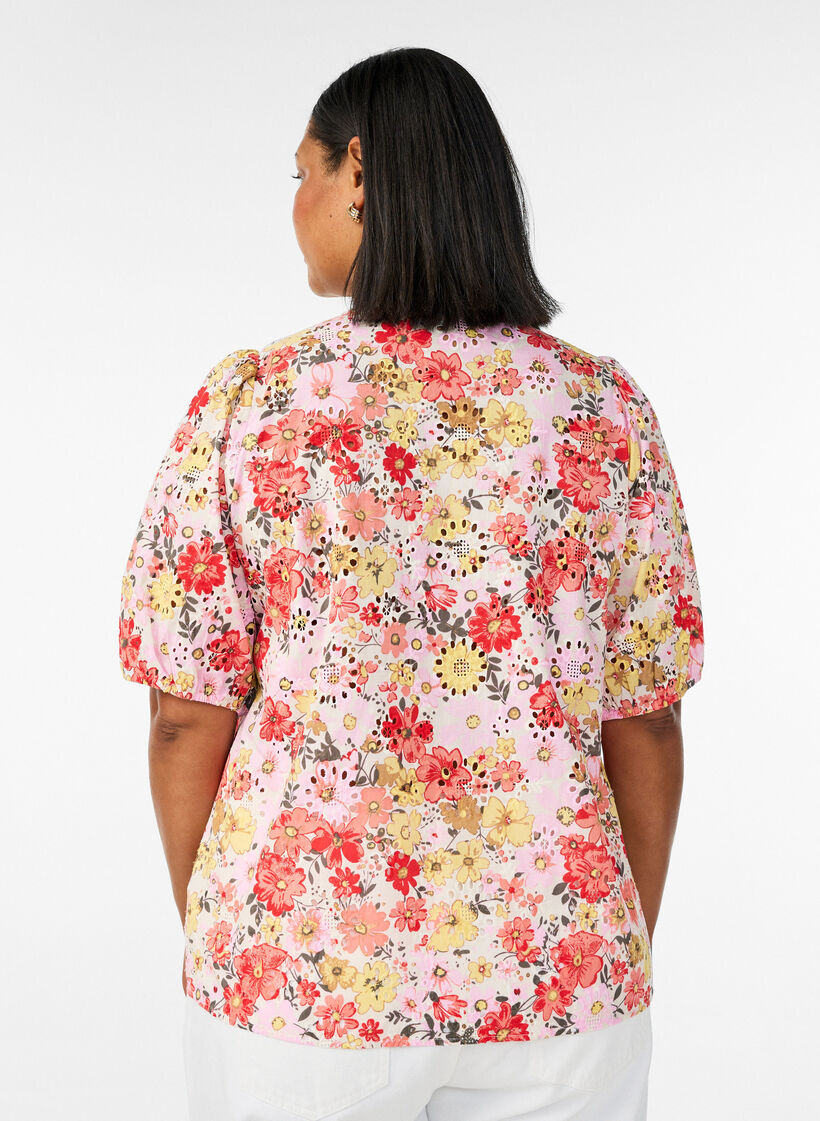 Bloemenblouse met broderiegatwerk en V-hals, Roze, Model image number 2