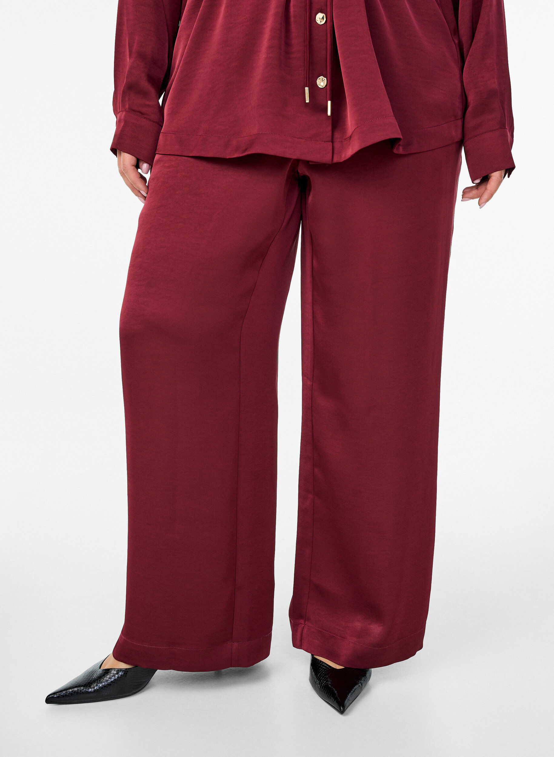 Zizzi Satijnen-look broek met een high waist en wijde pijpen, Donker Bordeaux, Model image number 2