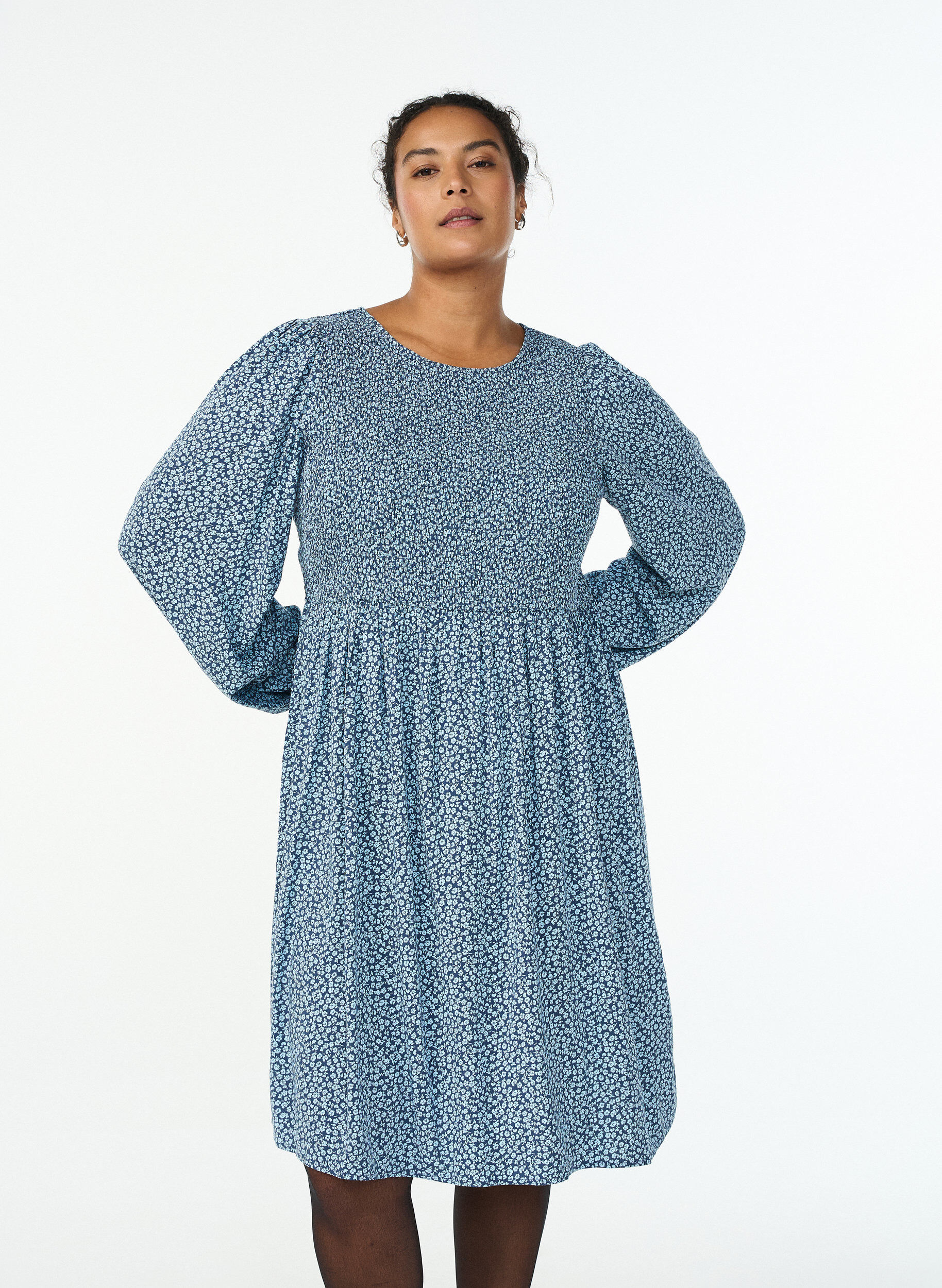ZizziJurk met een gesmokte top en fijn bloemetjespatroon, Blauw, Model image number 0