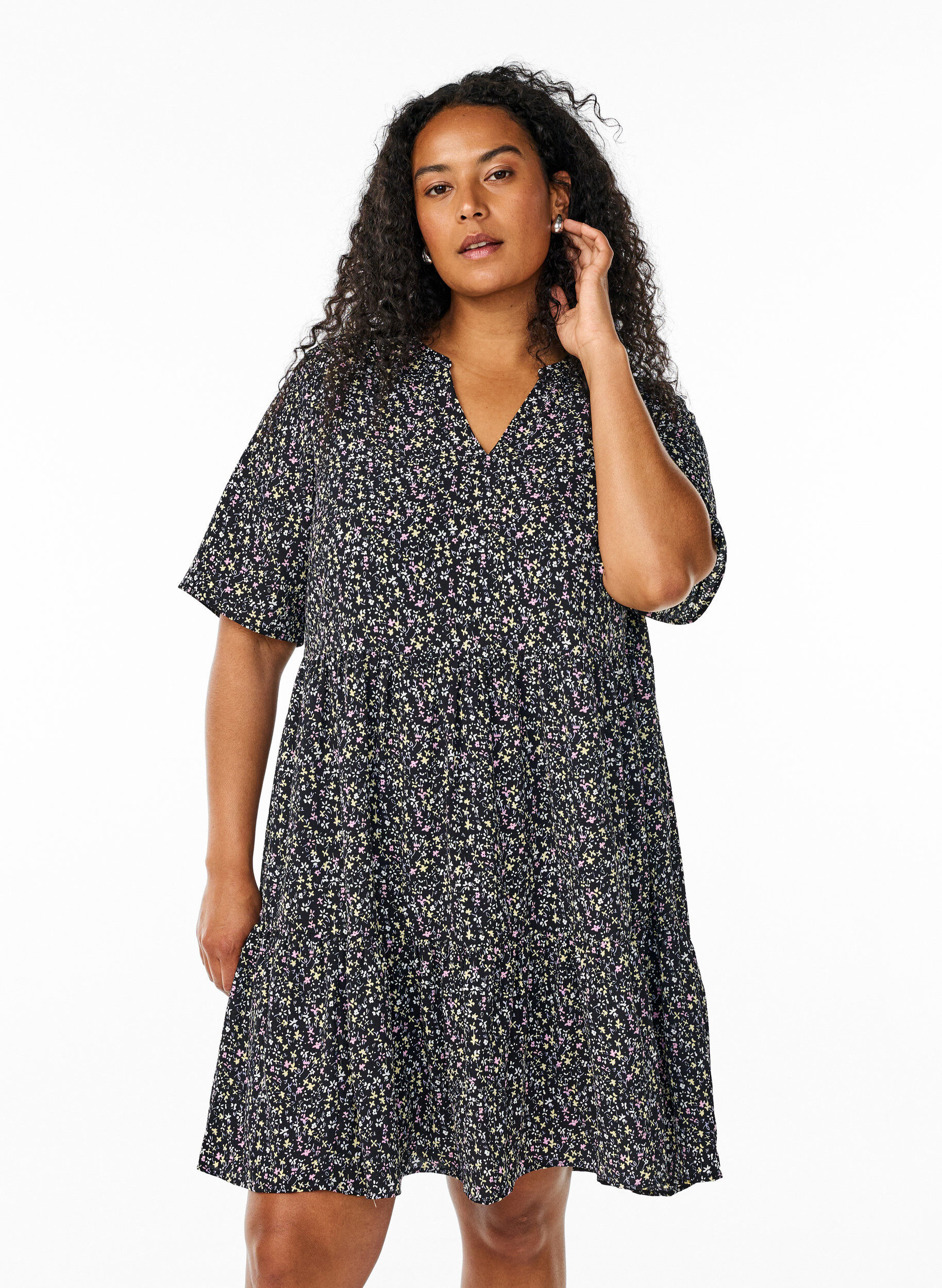 Zizzi Jurk met korte mouwen, A-lijn en snijlijnen, Zwart, Model image number 0