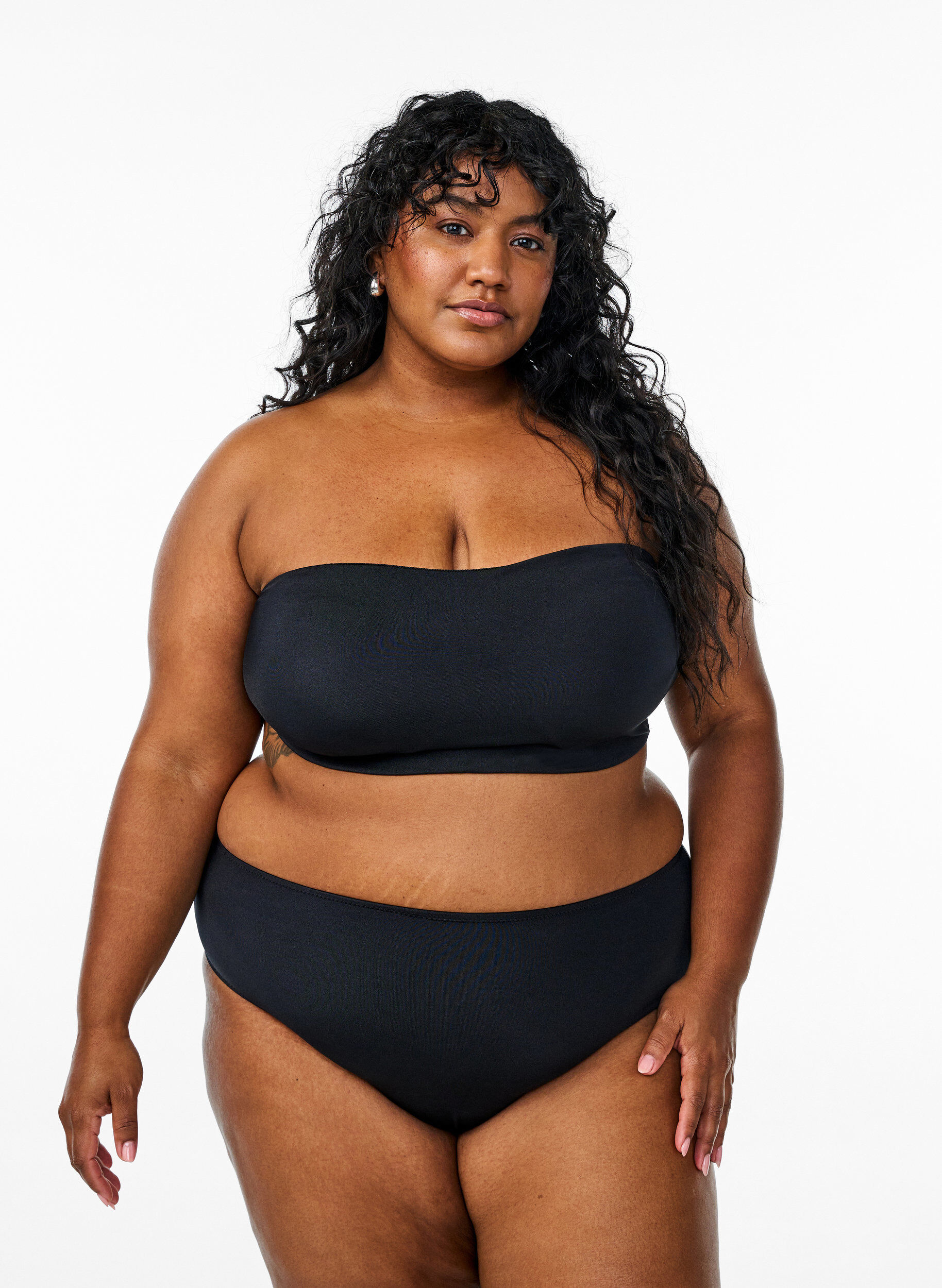 Zizzi Effen bandeau bikini top, Zwart, Model image number 1