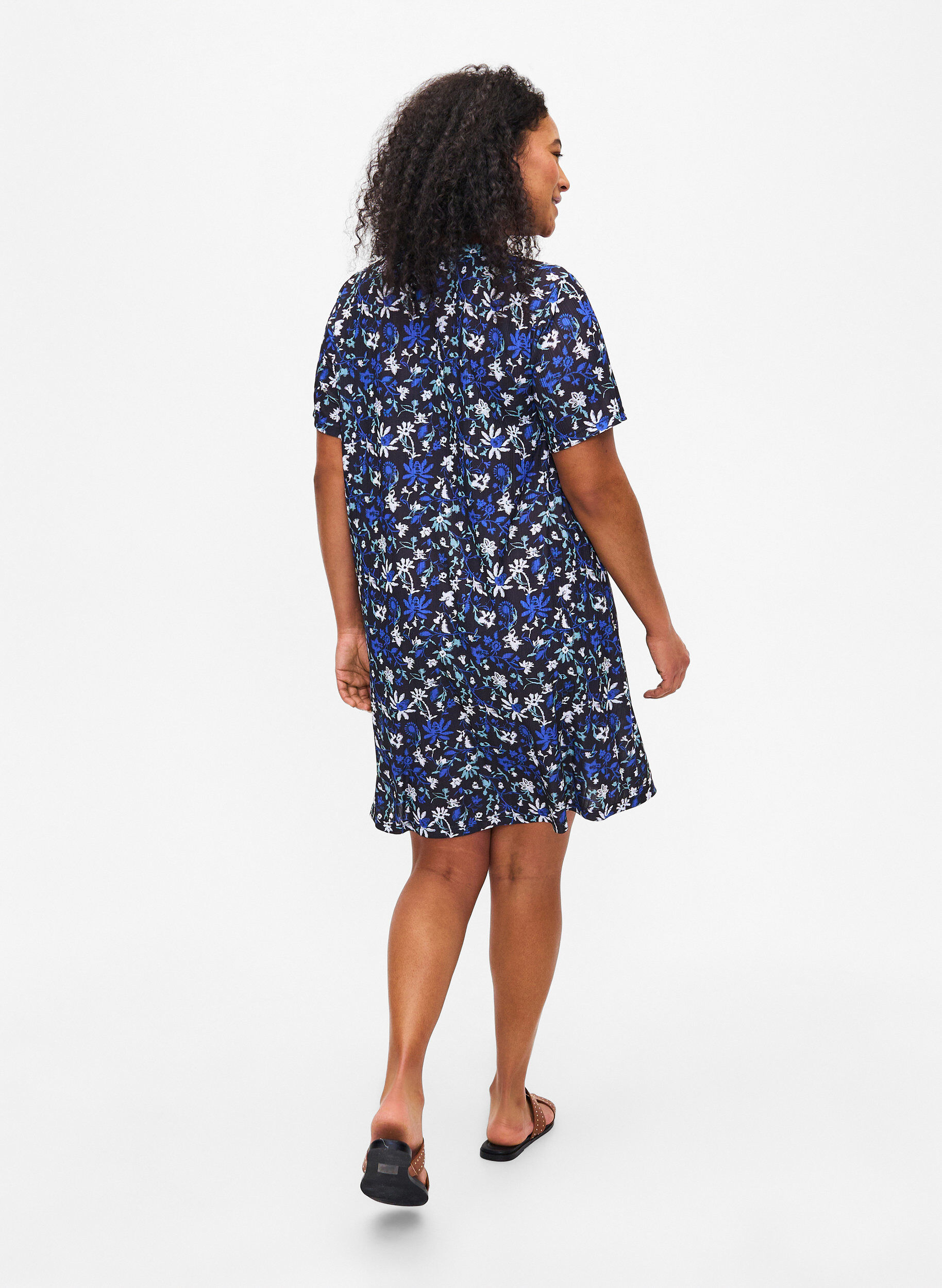 Zizzi FLASH - Jurk met bloemenprint en korte mouwen, Black Blue Green AOP, Model image number 1