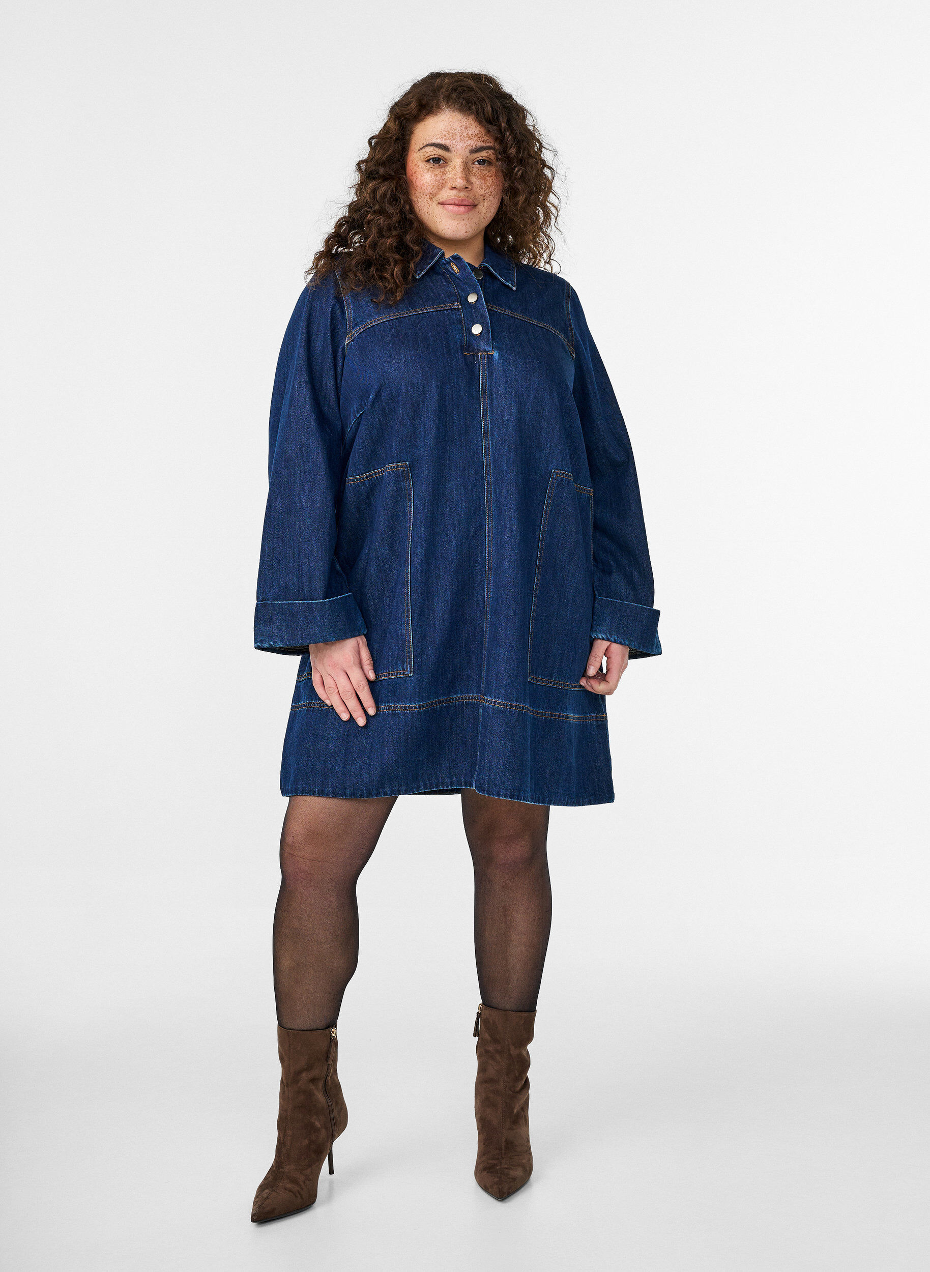 Zizzi Korte denimjurk met kraag en knoopsluiting, Blauw, Model image number 0