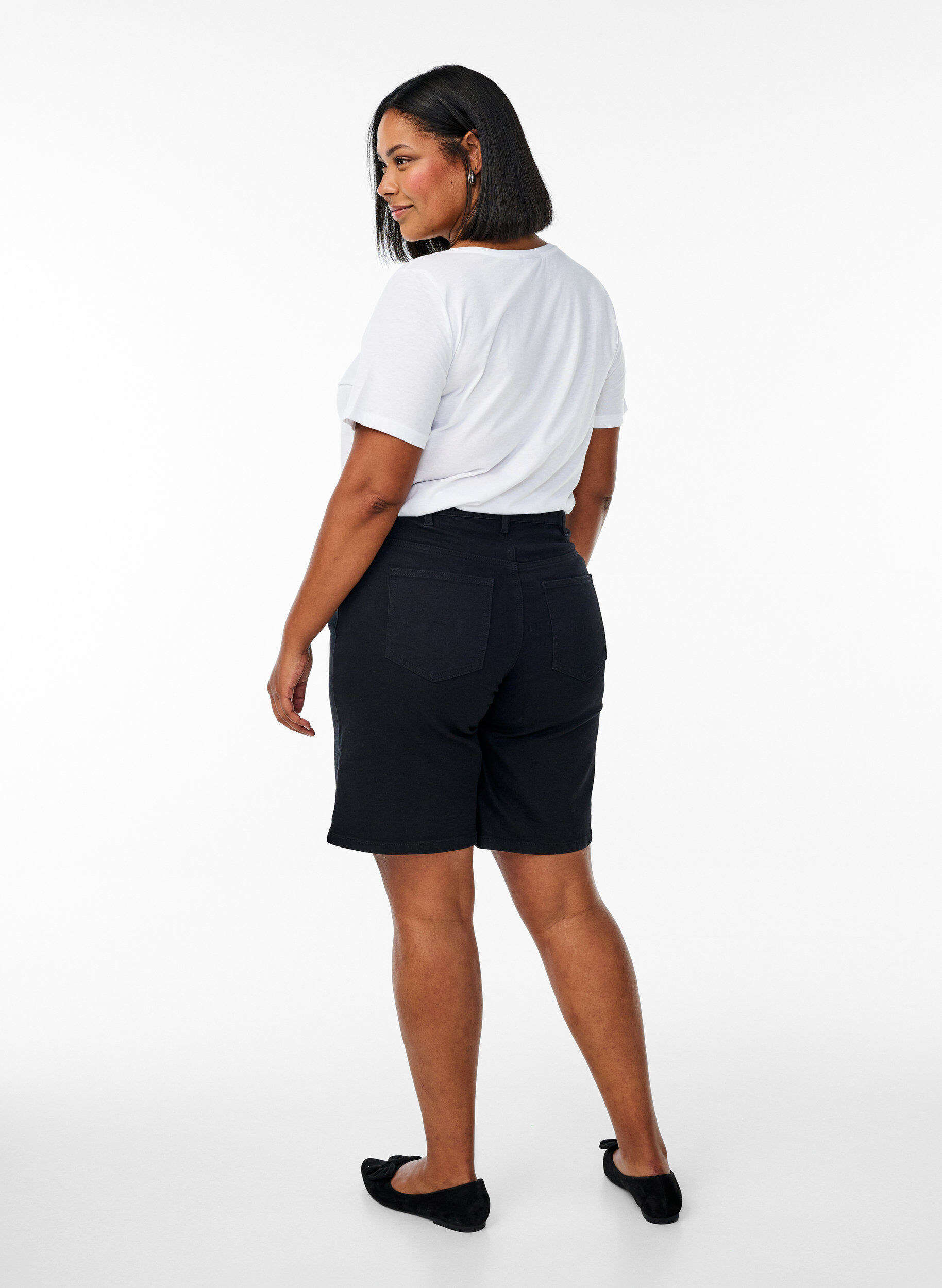 Zizzi FLASH - Losse denim shorts met hoge taille, Zwart, Model image number 2