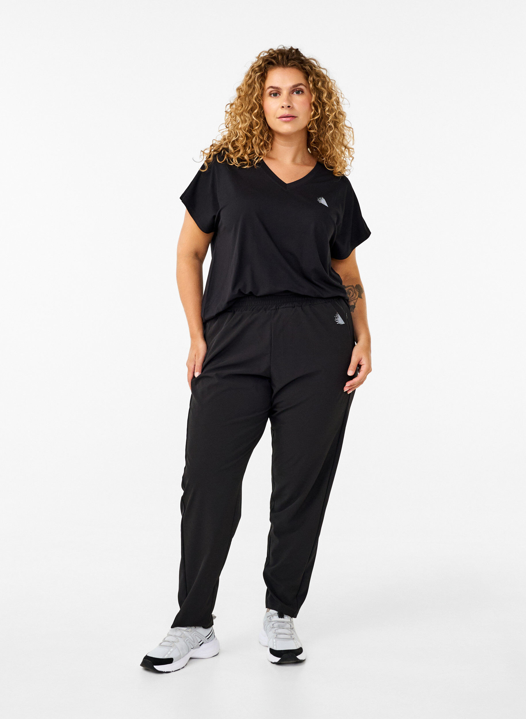 Zizzi T-shirt met V-hals, Black, Model image number 2