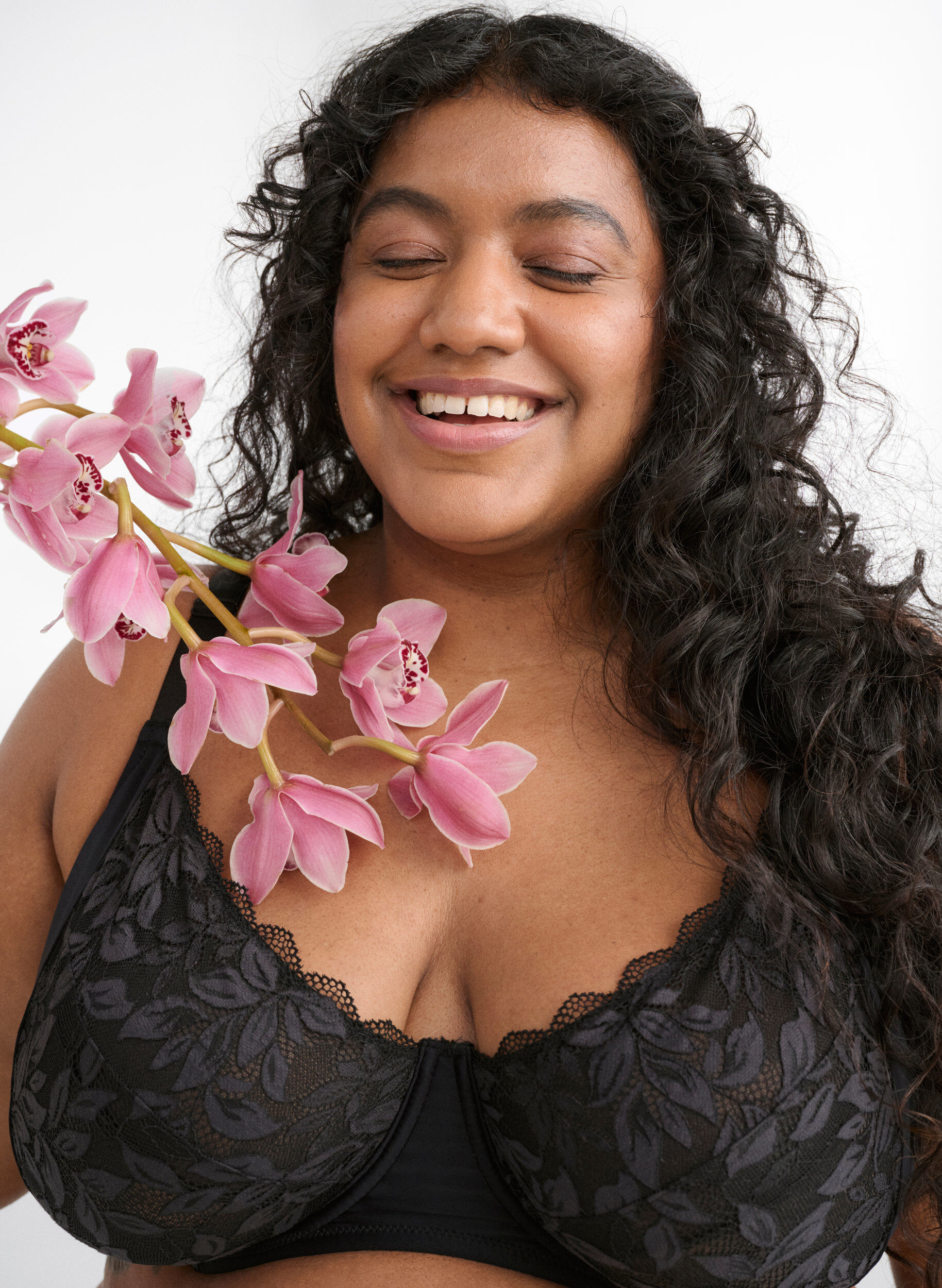 Zizzi Volledig dekkende bh met kant, Zwart, Image image number 0