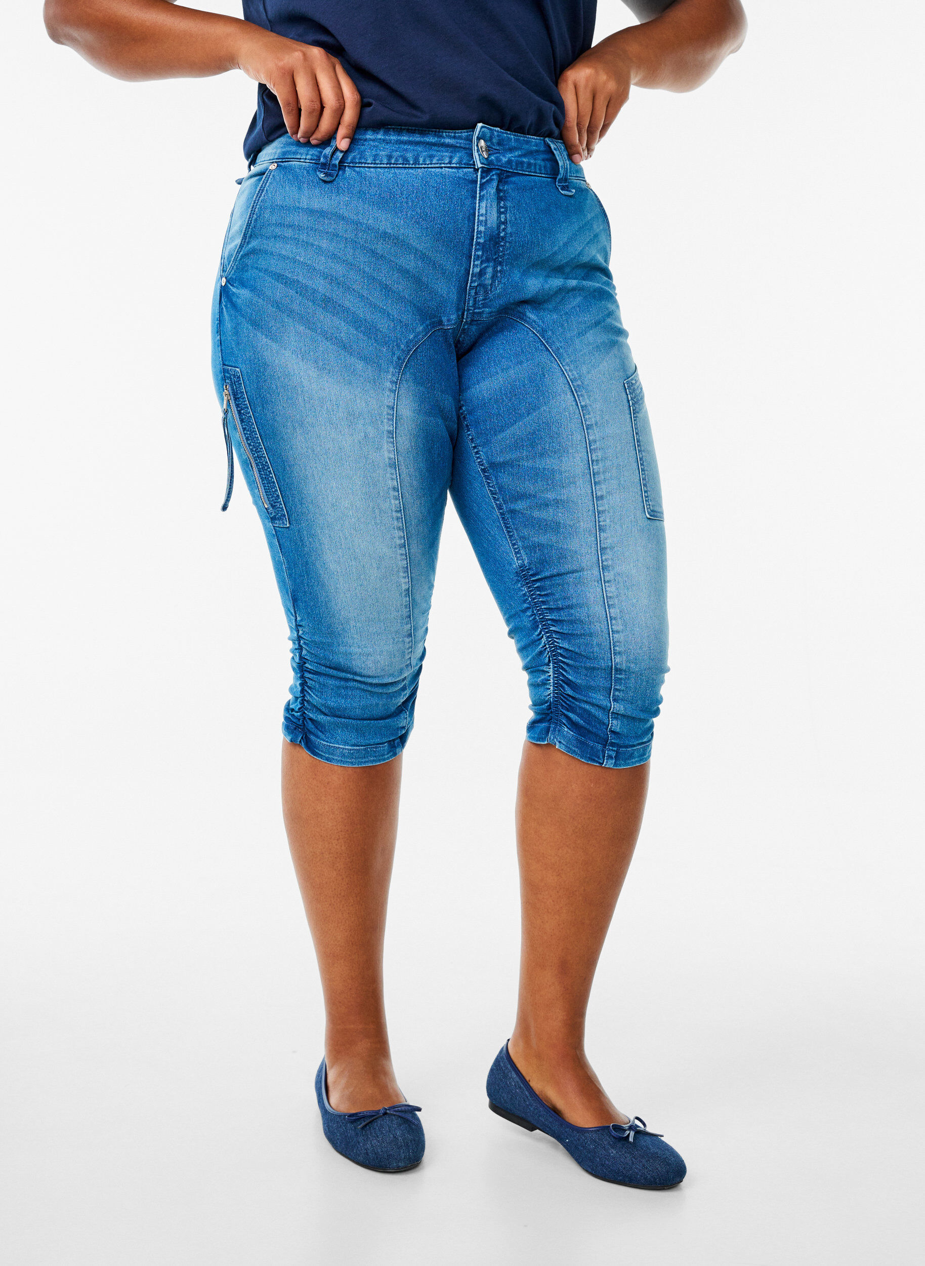 Zizzi Slim fit capri jeans met zakken, Blauw, Model image number 2