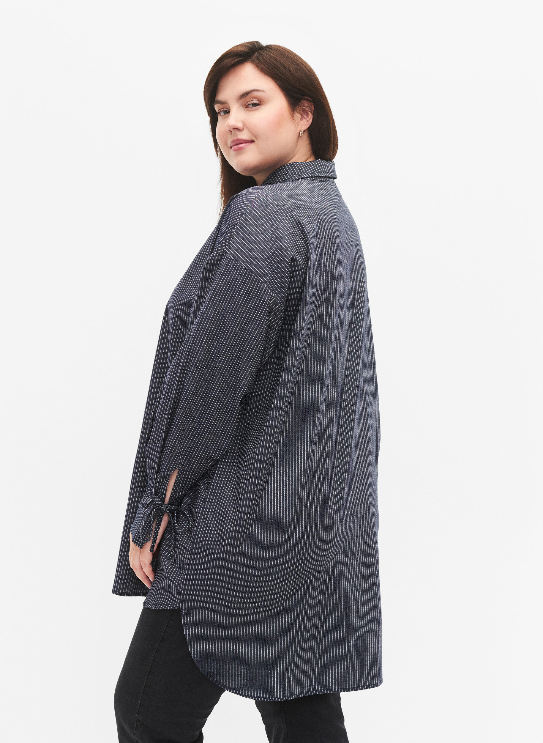 Zizzi Shirt met strikdetail op de mouw, Navy Stripe, Model image number 1