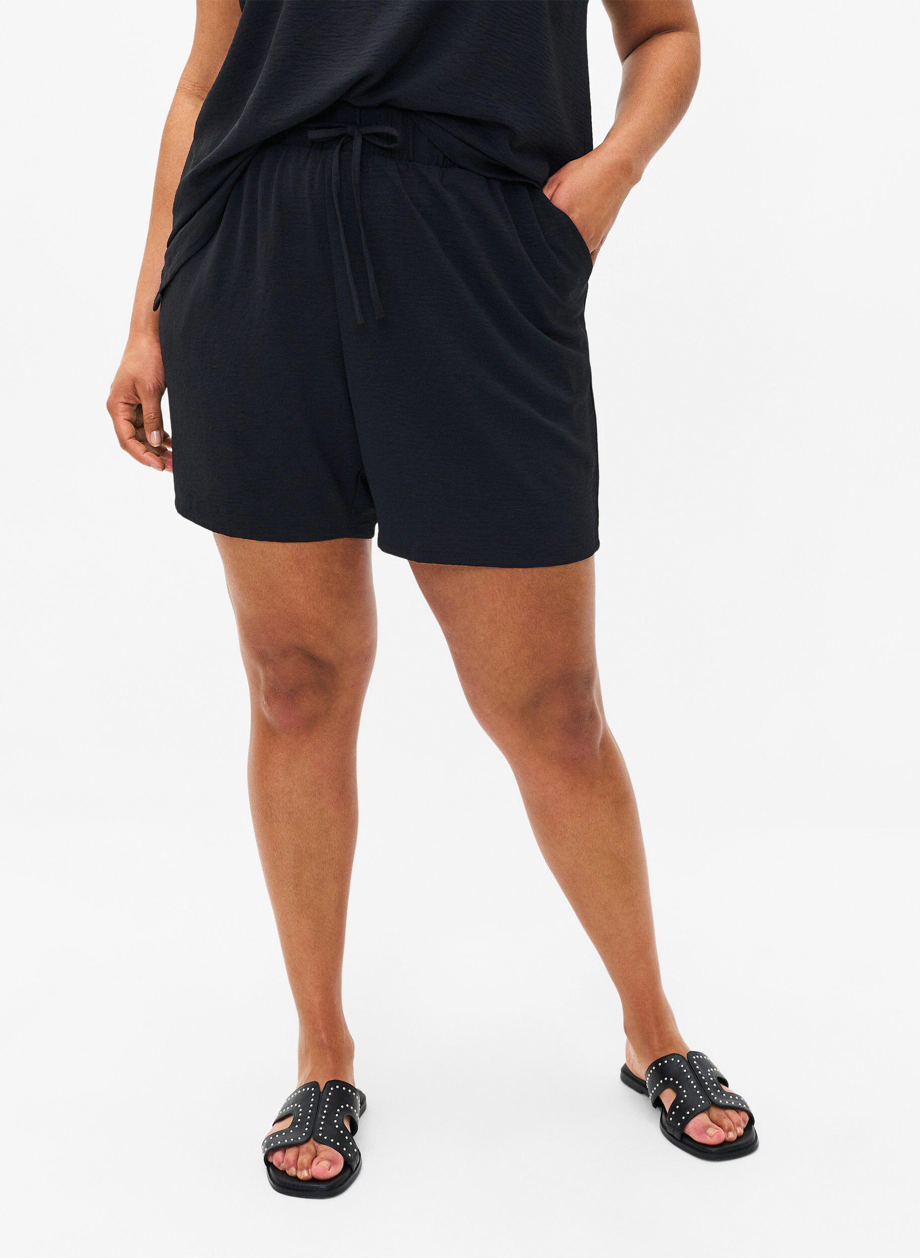 ZizziKorte broek met zakken en elastische tailleband, Zwart, Model image number 3