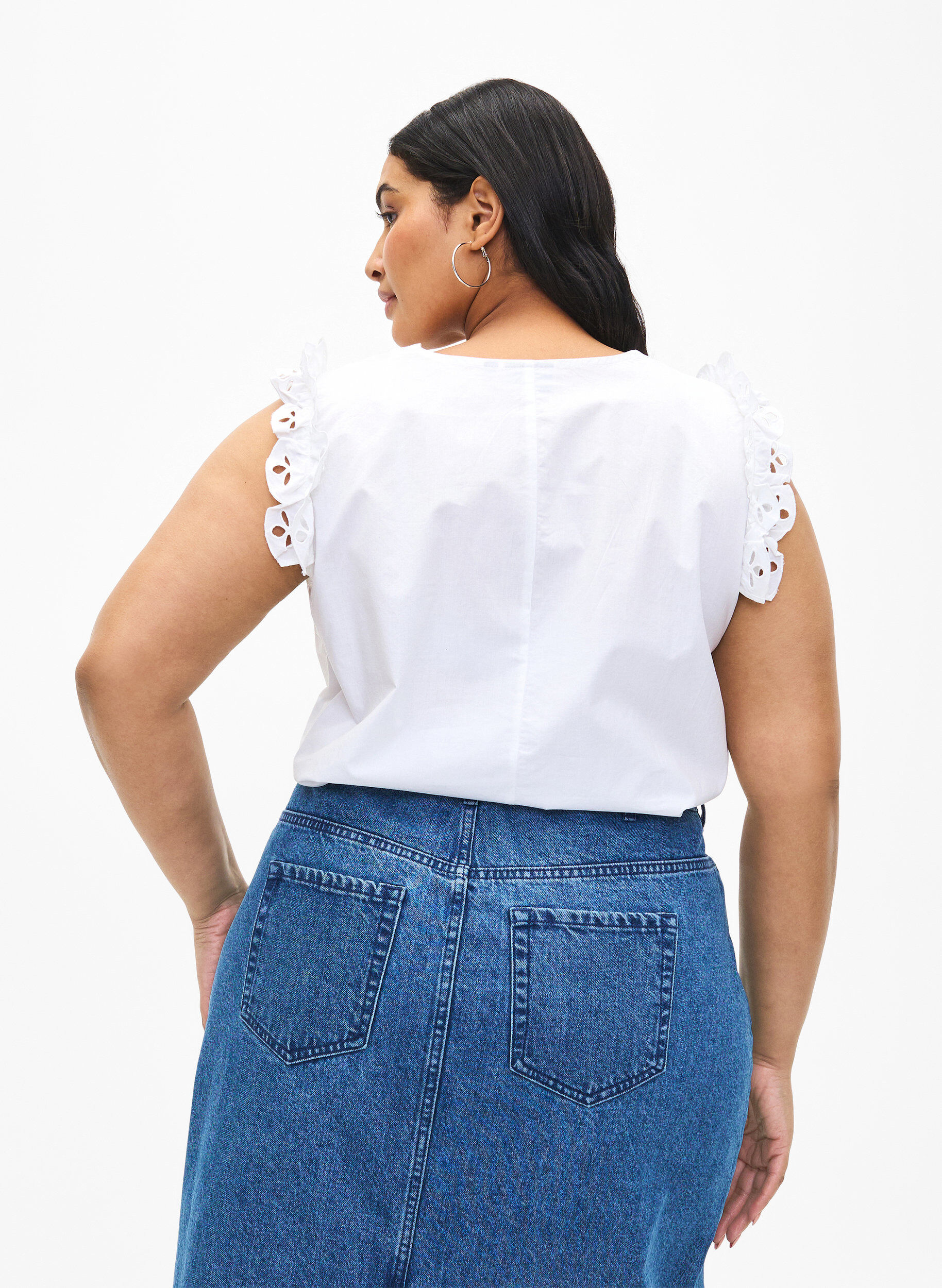 Zizzi Mouwloze katoenen top met ruches, Wit, Model image number 2