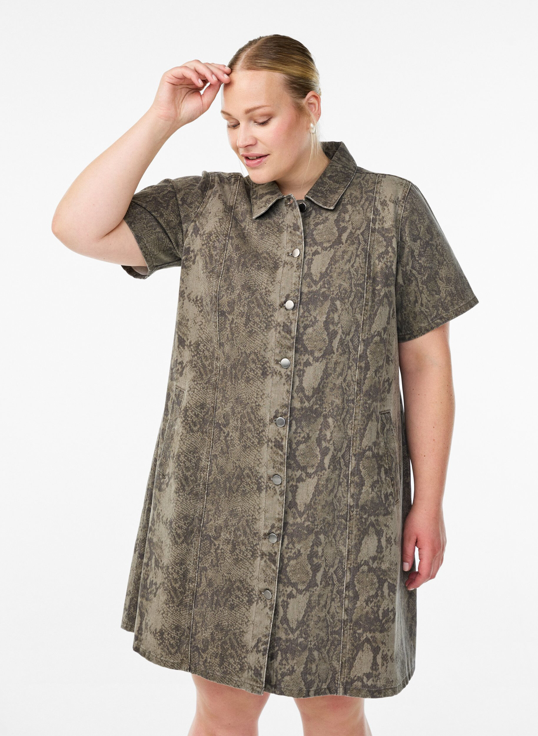 Zizzi Korte denim overhemdjurk met slangenprint, Bruin, Model image number 1