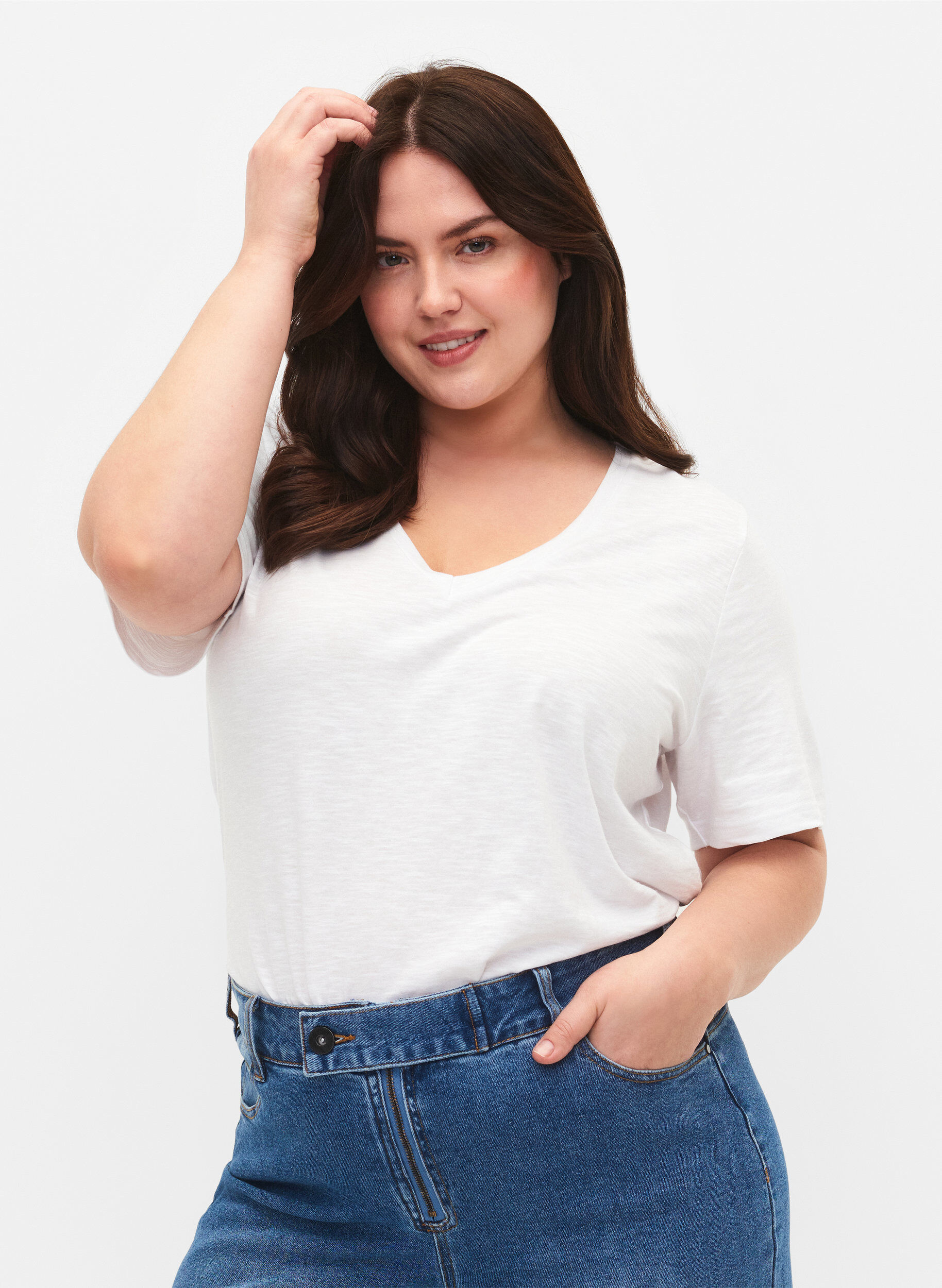 Basic t-shirt met korte mouwen en v-hals, Wit, Model