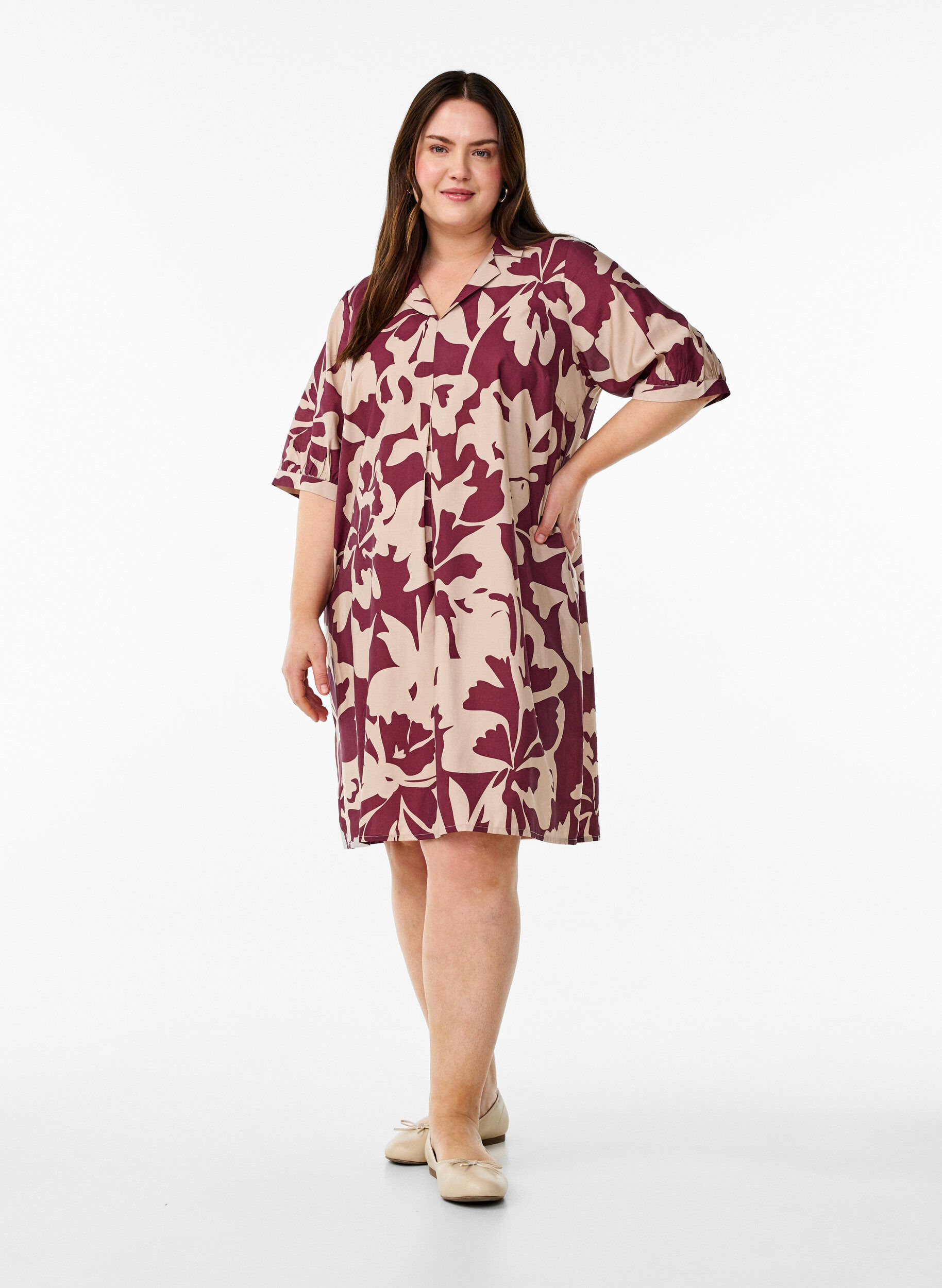 Zizzi Knielange jurk met print en V-hals, Rood, Model image number 1