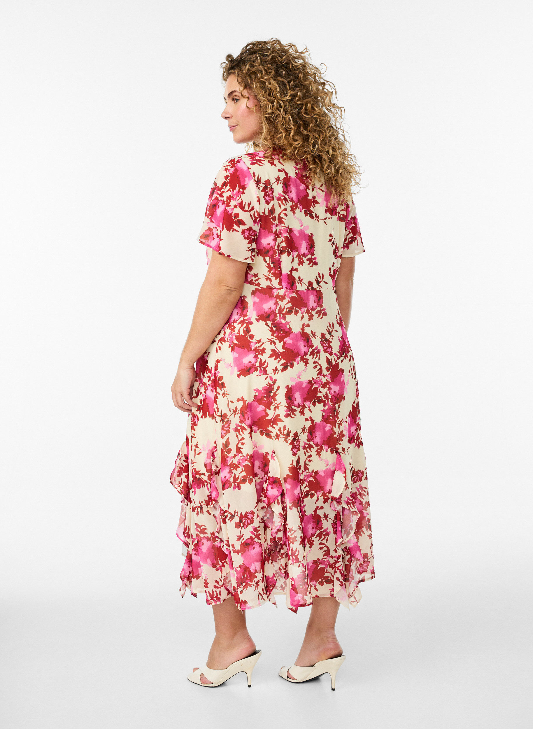 Zizzi Bloemenprint chiffon jurk met ruches en een V-hals, 9990, Model image number 1